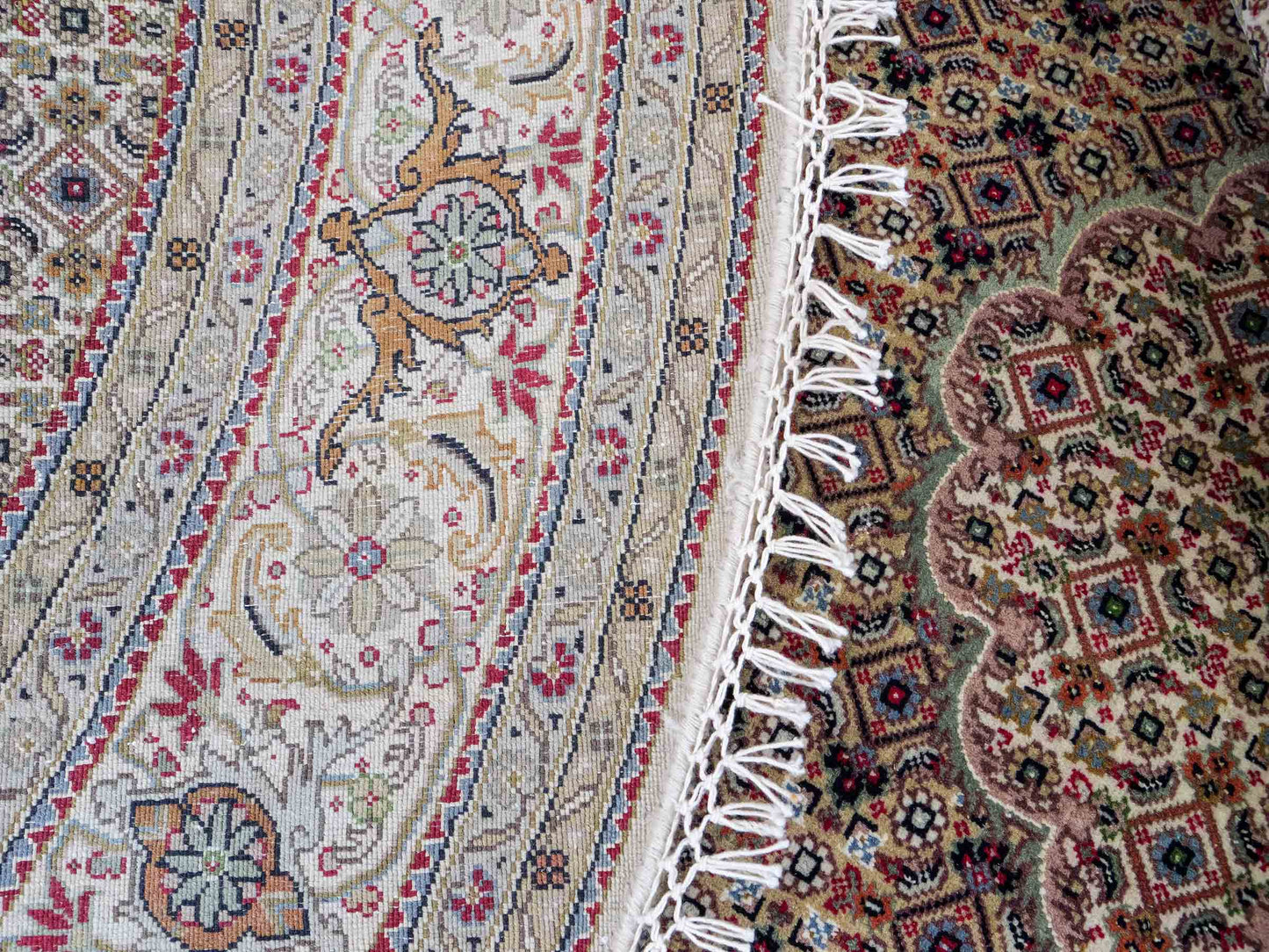 Sehr feiner, runder, handgeknüpfter Khademi Indo Täbriz Mahi aus Wolle, beige, creme und braun. 206x206 cm. Vertrieb durch Jupiter Intl.
