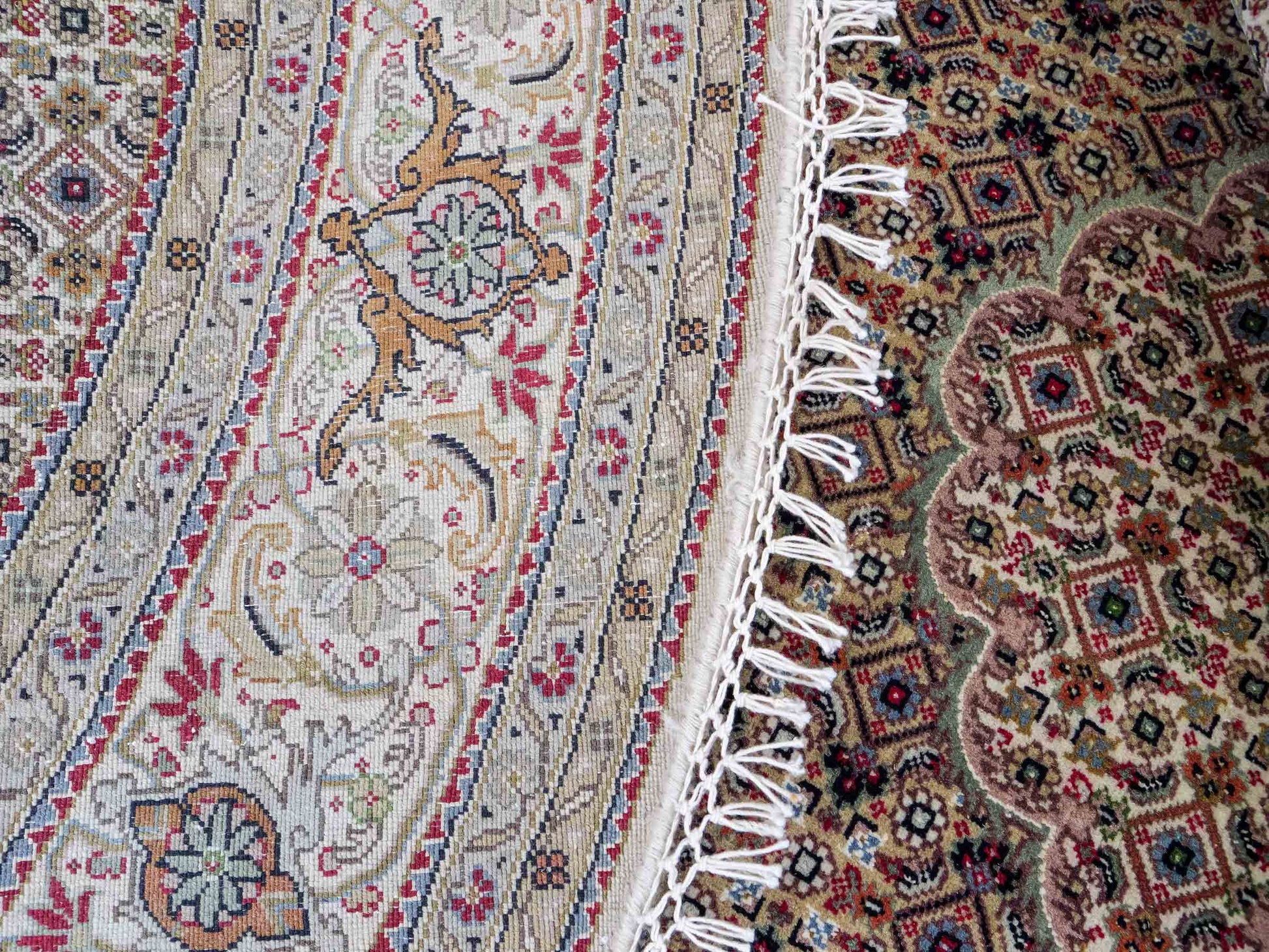 Sehr feiner, runder, handgeknüpfter Khademi Indo Täbriz Mahi aus Wolle, beige, creme und braun. 206x206 cm. Vertrieb durch Jupiter Intl.