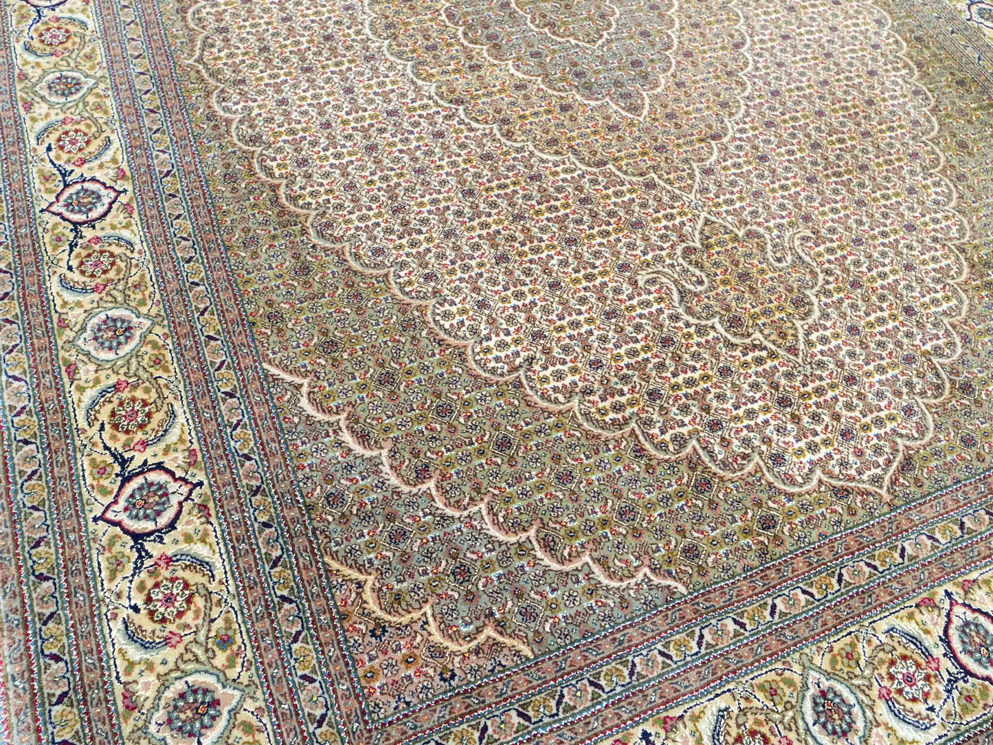 Sehr feiner, handgeknüpfter Khademi Indo Täbriz Mahi aus Wolle, beige, creme und braun. 208x153 cm. Vertrieb durch Jupiter Intl.