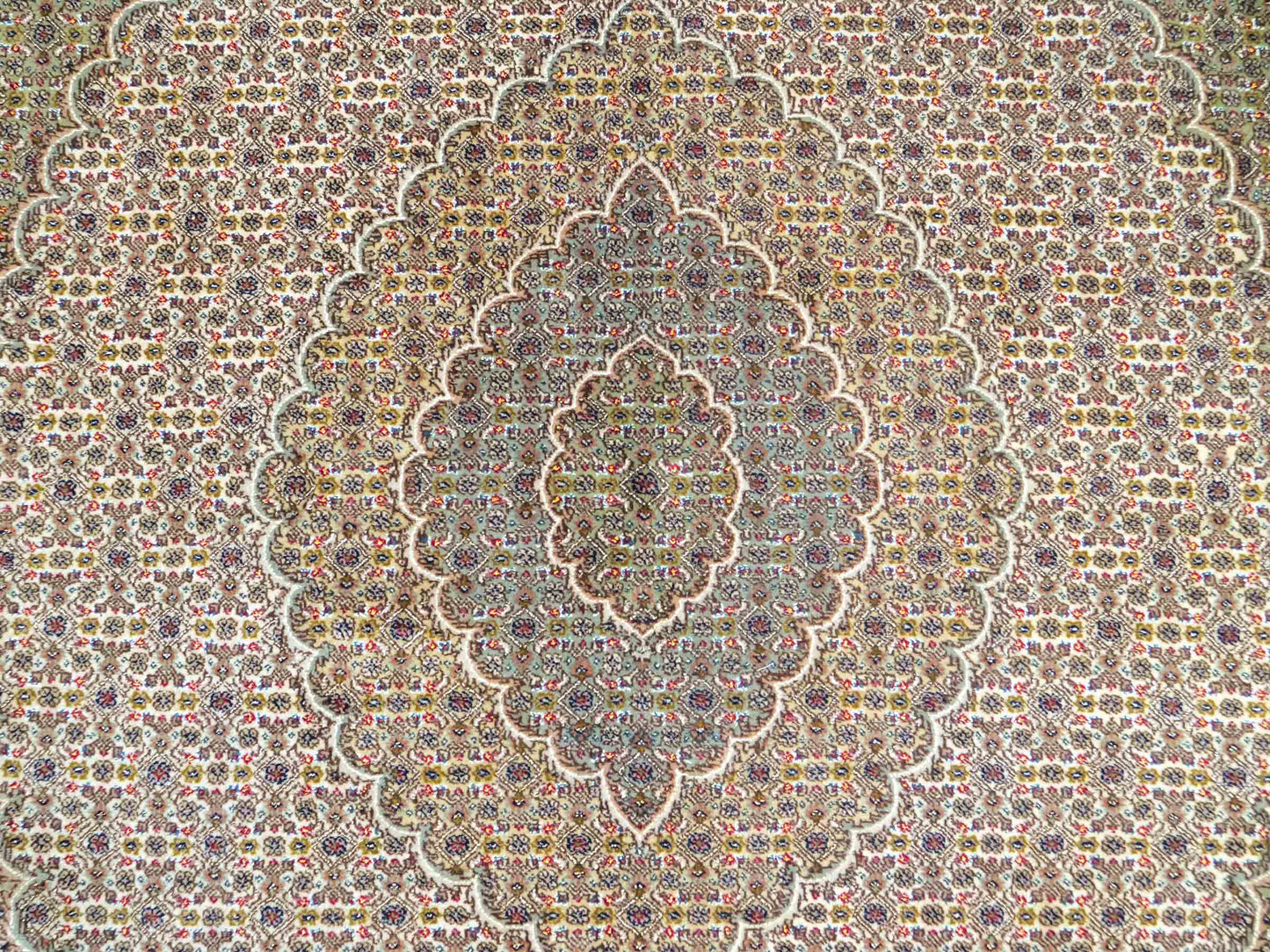 Sehr feiner, handgeknüpfter Khademi Indo Täbriz Mahi aus Wolle, beige, creme und braun. 208x153 cm. Vertrieb durch Jupiter Intl.