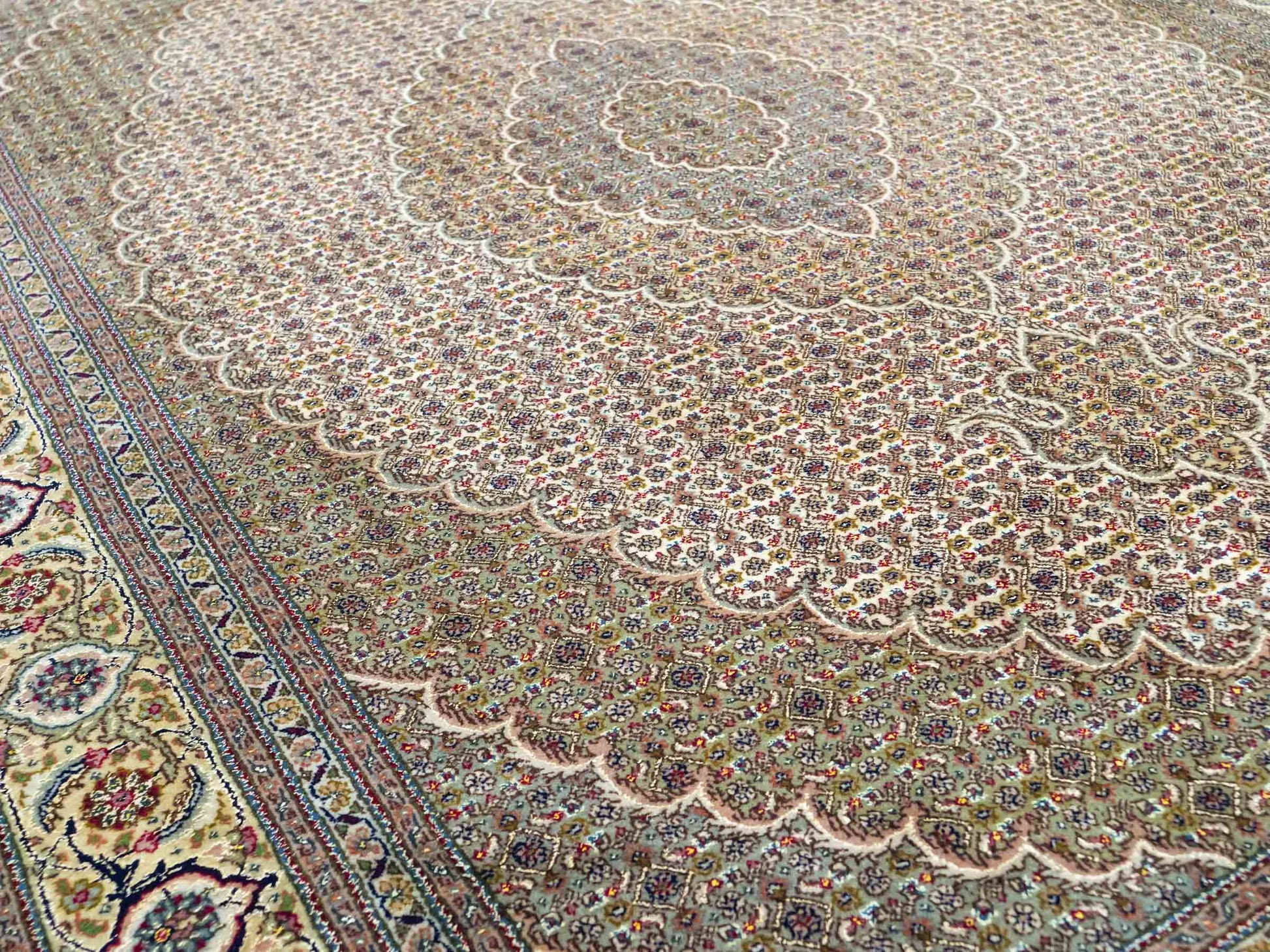 Sehr feiner, handgeknüpfter Khademi Indo Täbriz Mahi aus Wolle, beige, creme und braun. 208x153 cm. Vertrieb durch Jupiter Intl.