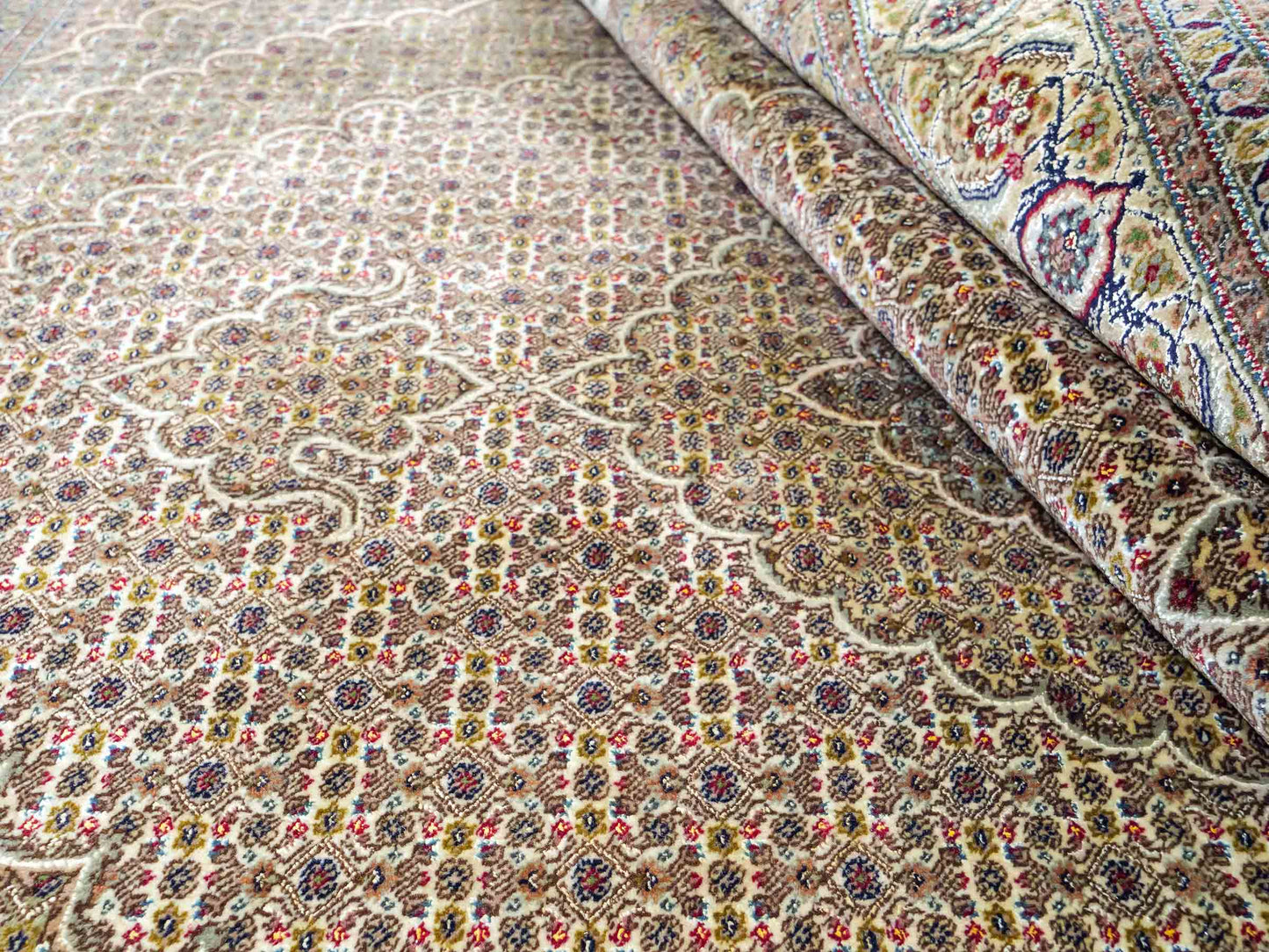 Sehr feiner, handgeknüpfter Khademi Indo Täbriz Mahi aus Wolle, beige, creme und braun. 208x153 cm. Vertrieb durch Jupiter Intl.