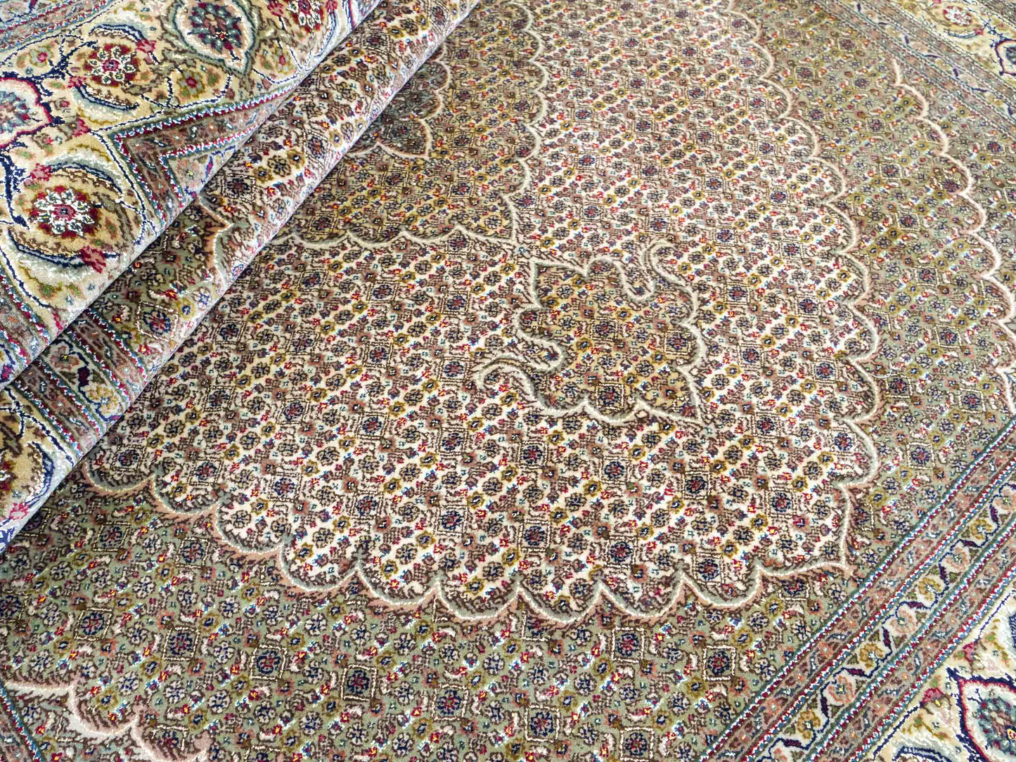 Sehr feiner, handgeknüpfter Khademi Indo Täbriz Mahi aus Wolle, beige, creme und braun. 208x153 cm. Vertrieb durch Jupiter Intl.