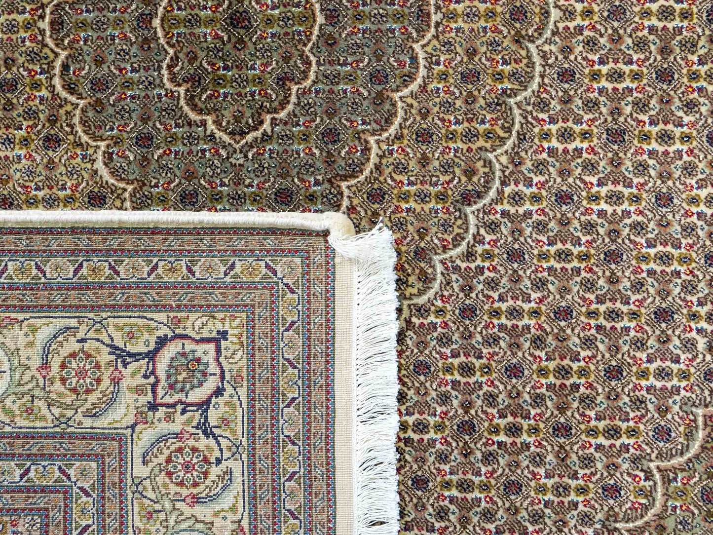 Sehr feiner, handgeknüpfter Khademi Indo Täbriz Mahi aus Wolle, beige, creme und braun. 208x153 cm. Vertrieb durch Jupiter Intl.