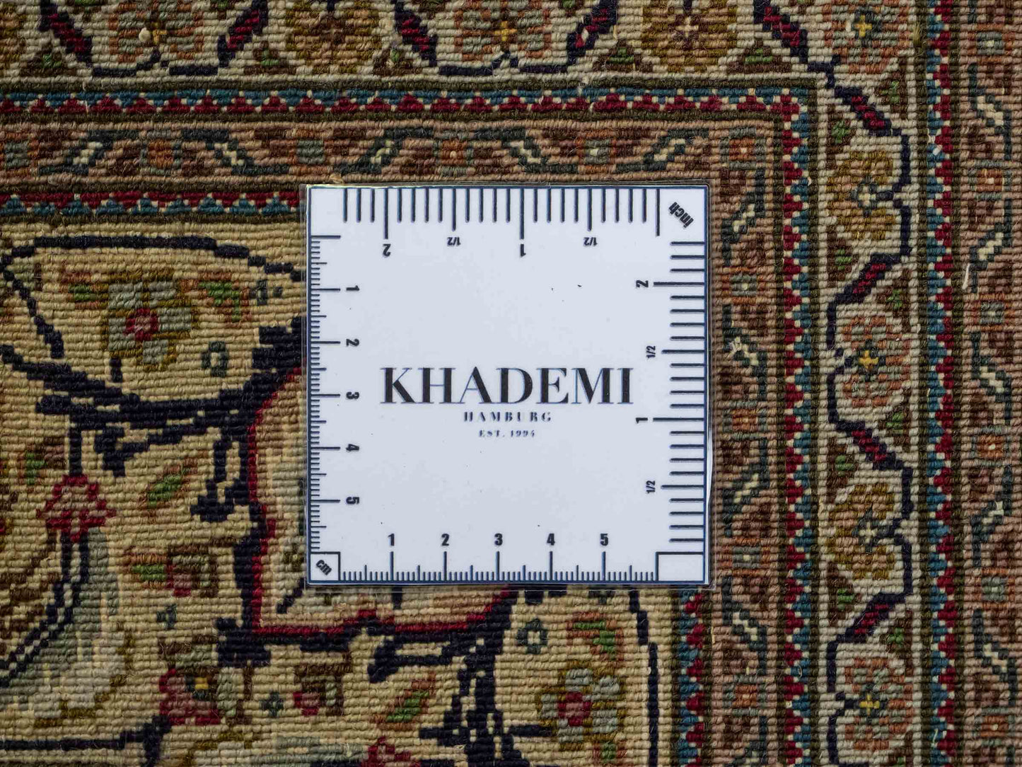 Sehr feiner, handgeknüpfter Khademi Indo Täbriz Mahi aus Wolle, beige, creme und braun. 208x153 cm. Vertrieb durch Jupiter Intl.