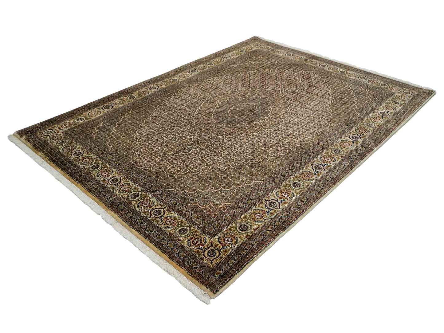 Sehr feiner, handgeknüpfter Khademi Indo Täbriz Mahi aus Wolle, beige, creme und braun. 208x153 cm. Vertrieb durch Jupiter Intl.