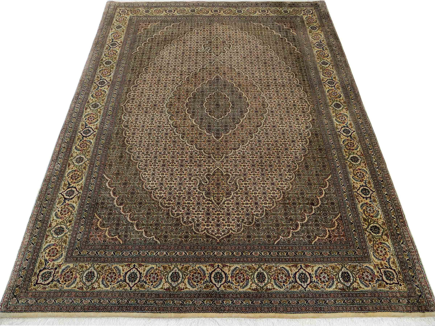 Sehr feiner, handgeknüpfter Khademi Indo Täbriz Mahi aus Wolle, beige, creme und braun. 208x153 cm. Vertrieb durch Jupiter Intl.