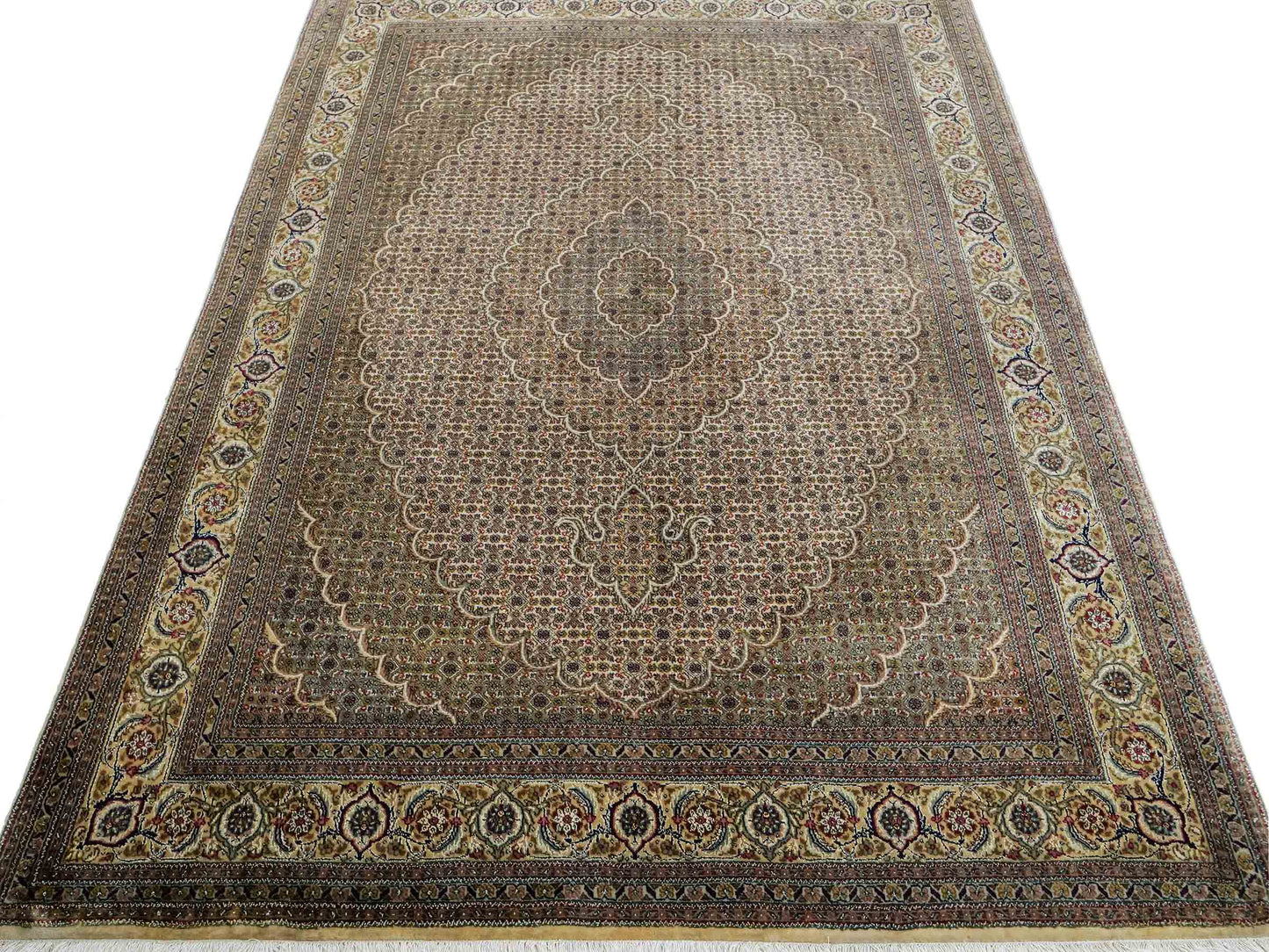 Sehr feiner, handgeknüpfter Khademi Indo Täbriz Mahi aus Wolle, beige, creme und braun. 208x153 cm. Vertrieb durch Jupiter Intl.