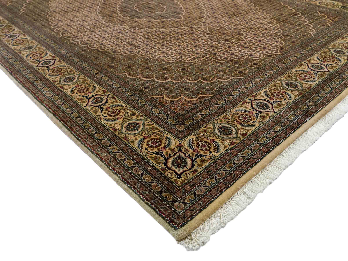 Sehr feiner, handgeknüpfter Khademi Indo Täbriz Mahi aus Wolle, beige, creme und braun. 208x153 cm. Vertrieb durch Jupiter Intl.