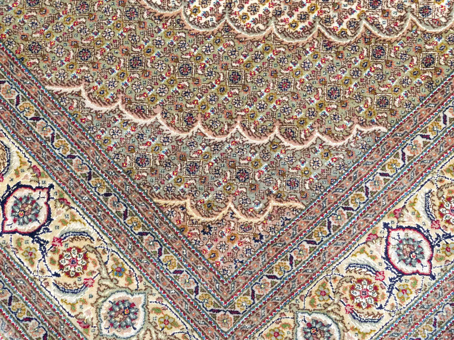 Sehr feiner, handgeknüpfter Khademi Indo Täbriz Mahi aus Wolle, beige, creme und braun. 208x153 cm. Vertrieb durch Jupiter Intl.