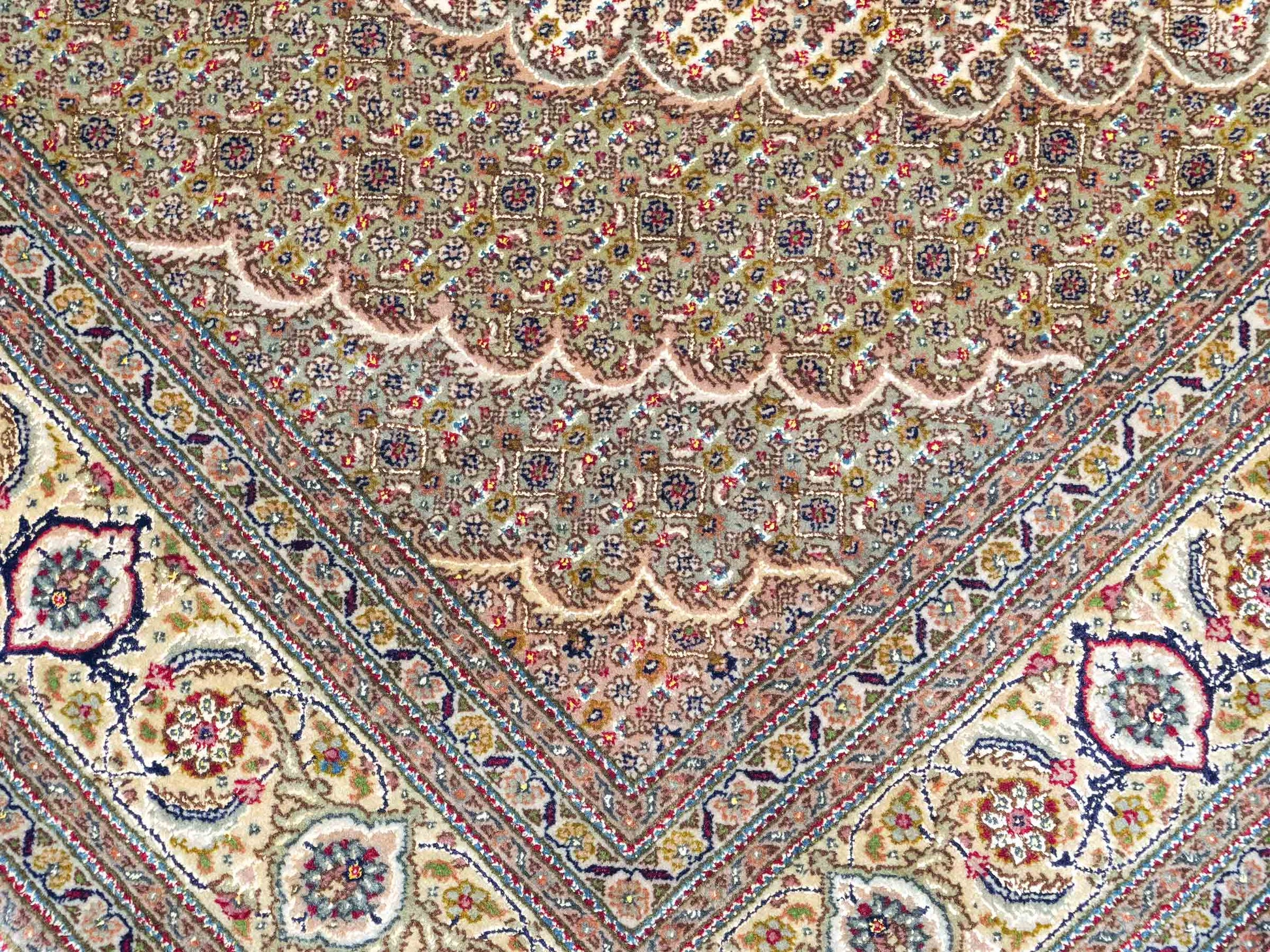 Sehr feiner, handgeknüpfter Khademi Indo Täbriz Mahi aus Wolle, beige, creme und braun. 208x153 cm. Vertrieb durch Jupiter Intl.