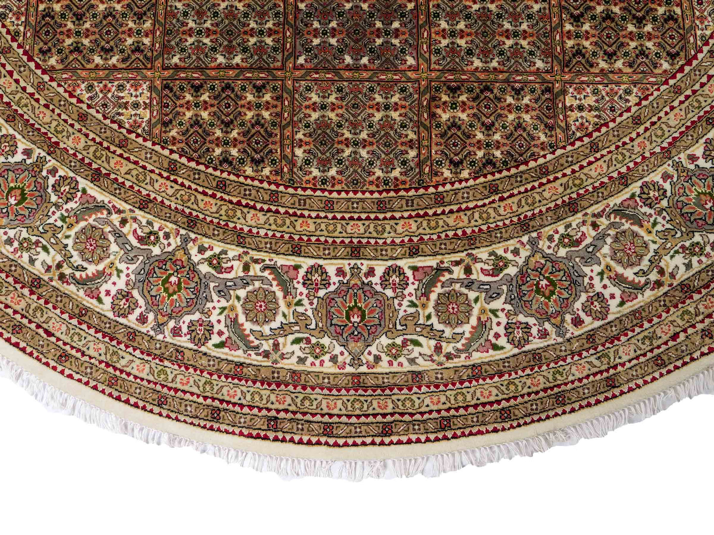 Sehr feiner, runder, handgeknüpfter Khademi Indo Täbriz Mahi aus Wolle, beige, braun und creme. 256x246 cm. Vertrieb durch Jupiter Intl.