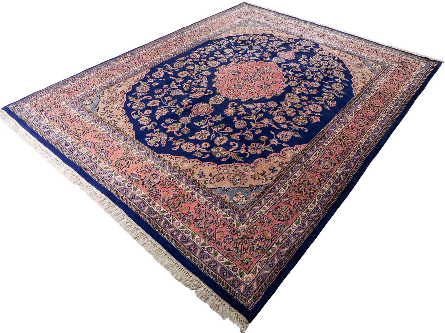 Feiner, handgeknüpfter Indo Täbriz Orientteppich aus Wolle von Khademi. Größe: 302 x 244 cm. Farbe: Blau, rosa. Verkauf durch JUPITER Intl.