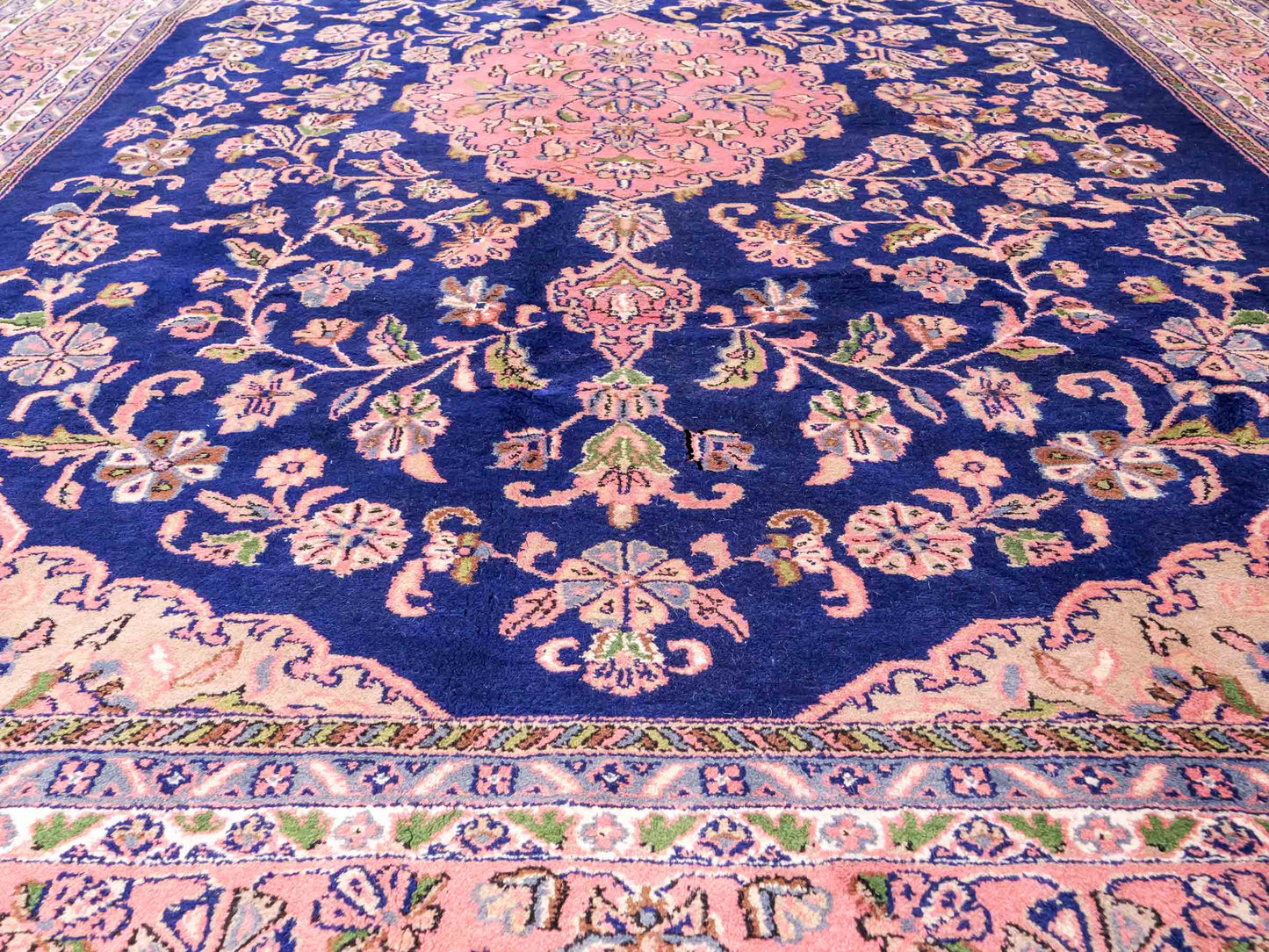 Feiner, handgeknüpfter Indo Täbriz Orientteppich aus Wolle von Khademi. Größe: 302 x 244 cm. Farbe: Blau, rosa. Verkauf durch JUPITER Intl.