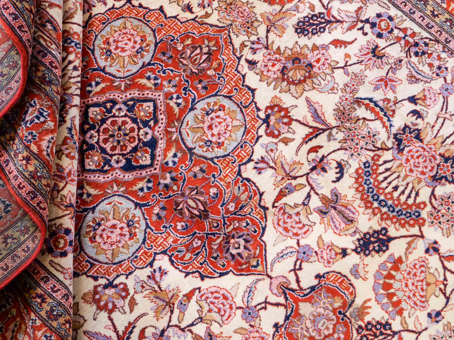 Sehr feiner, handgeknüpfter Indo Täbriz Orientteppich aus Wolle von Khademi. Größe: 304 x 201 cm. Farbe: Cremeweiß, beige, rot. Verkauf durch JUPITER Intl.