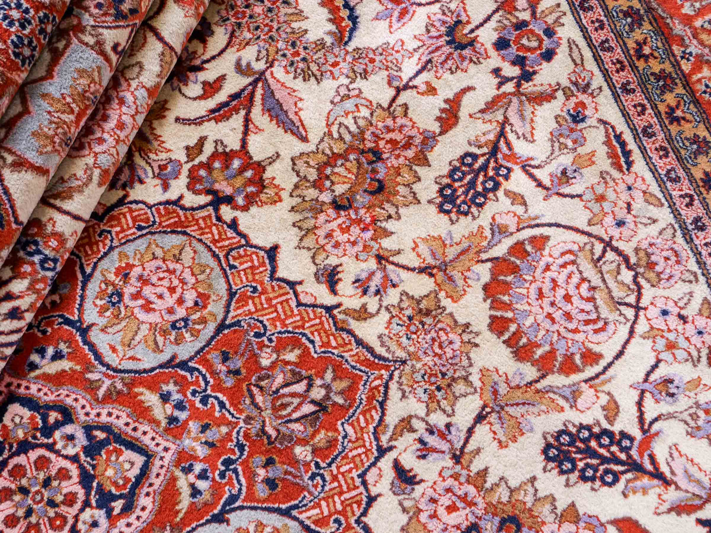 Sehr feiner, handgeknüpfter Indo Täbriz Orientteppich aus Wolle von Khademi. Größe: 304 x 201 cm. Farbe: Cremeweiß, beige, rot. Verkauf durch JUPITER Intl.