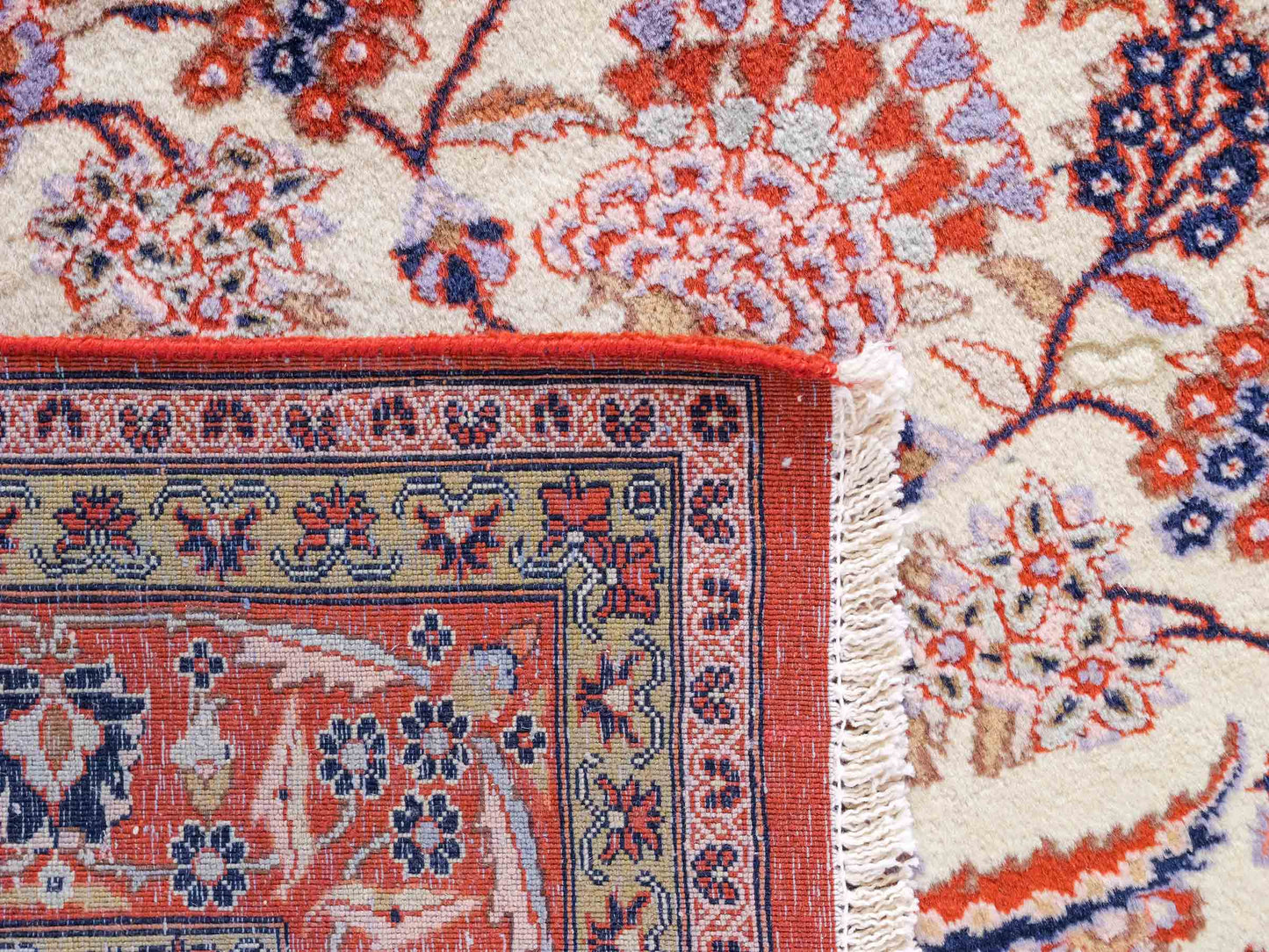 Sehr feiner, handgeknüpfter Indo Täbriz Orientteppich aus Wolle von Khademi. Größe: 304 x 201 cm. Farbe: Cremeweiß, beige, rot. Verkauf durch JUPITER Intl.