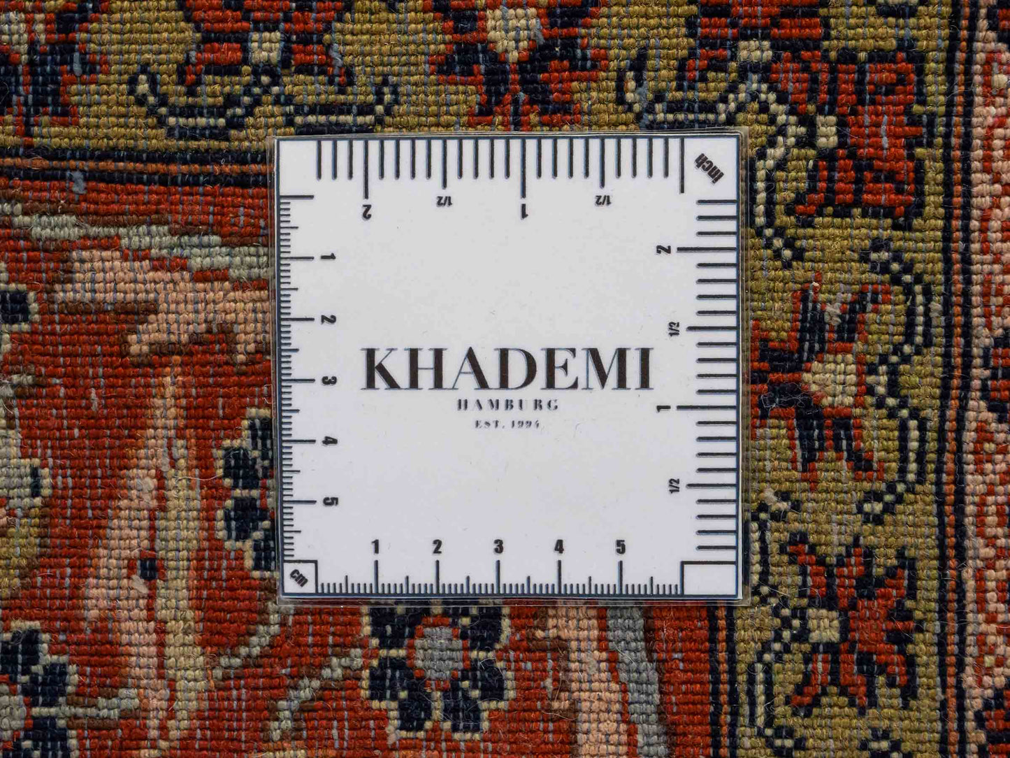 Sehr feiner, handgeknüpfter Indo Täbriz Orientteppich aus Wolle von Khademi. Größe: 304 x 201 cm. Farbe: Cremeweiß, beige, rot. Verkauf durch JUPITER Intl.