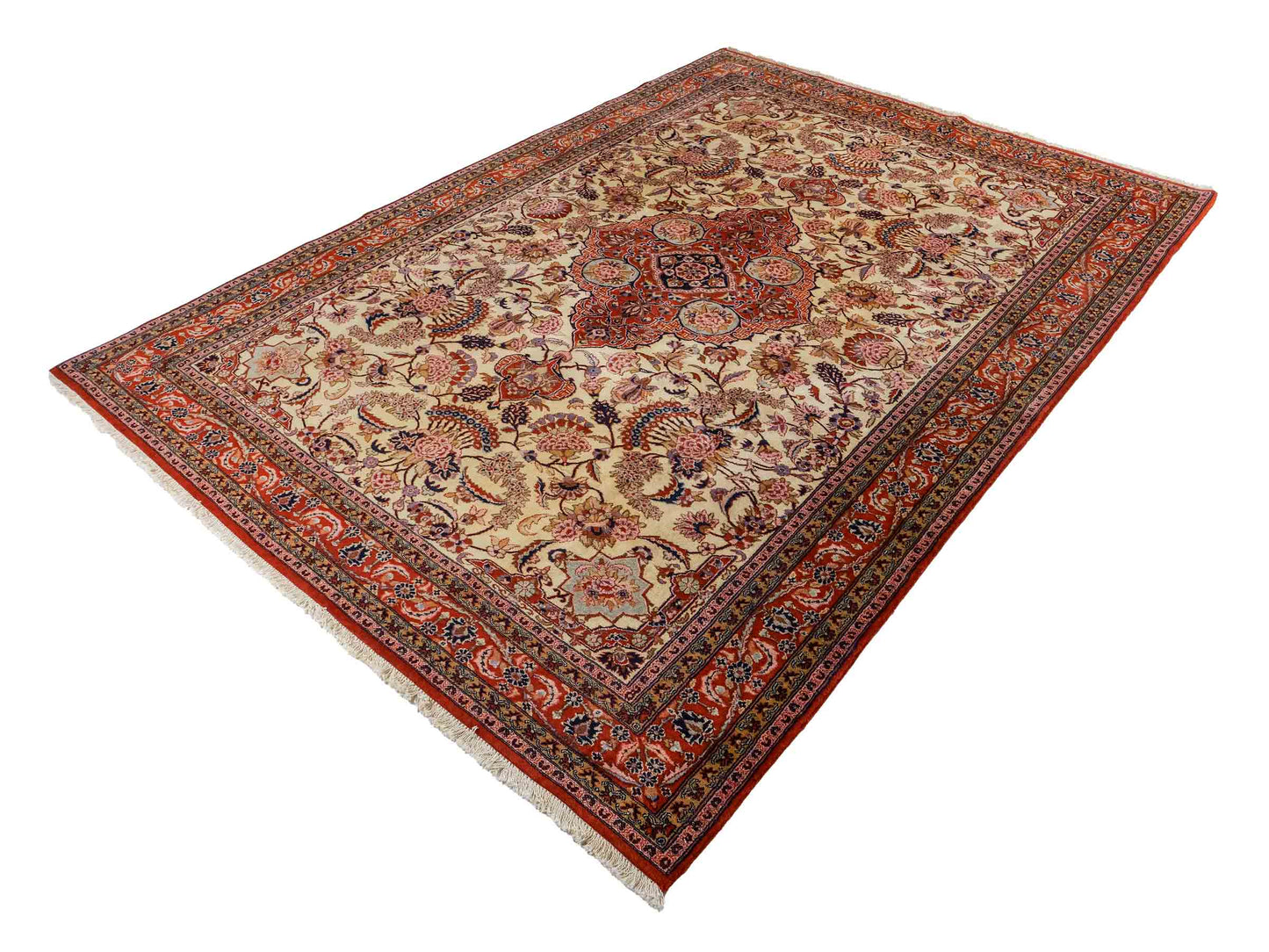 Sehr feiner, handgeknüpfter Indo Täbriz Orientteppich aus Wolle von Khademi. Größe: 304 x 201 cm. Farbe: Cremeweiß, beige, rot. Verkauf durch JUPITER Intl.