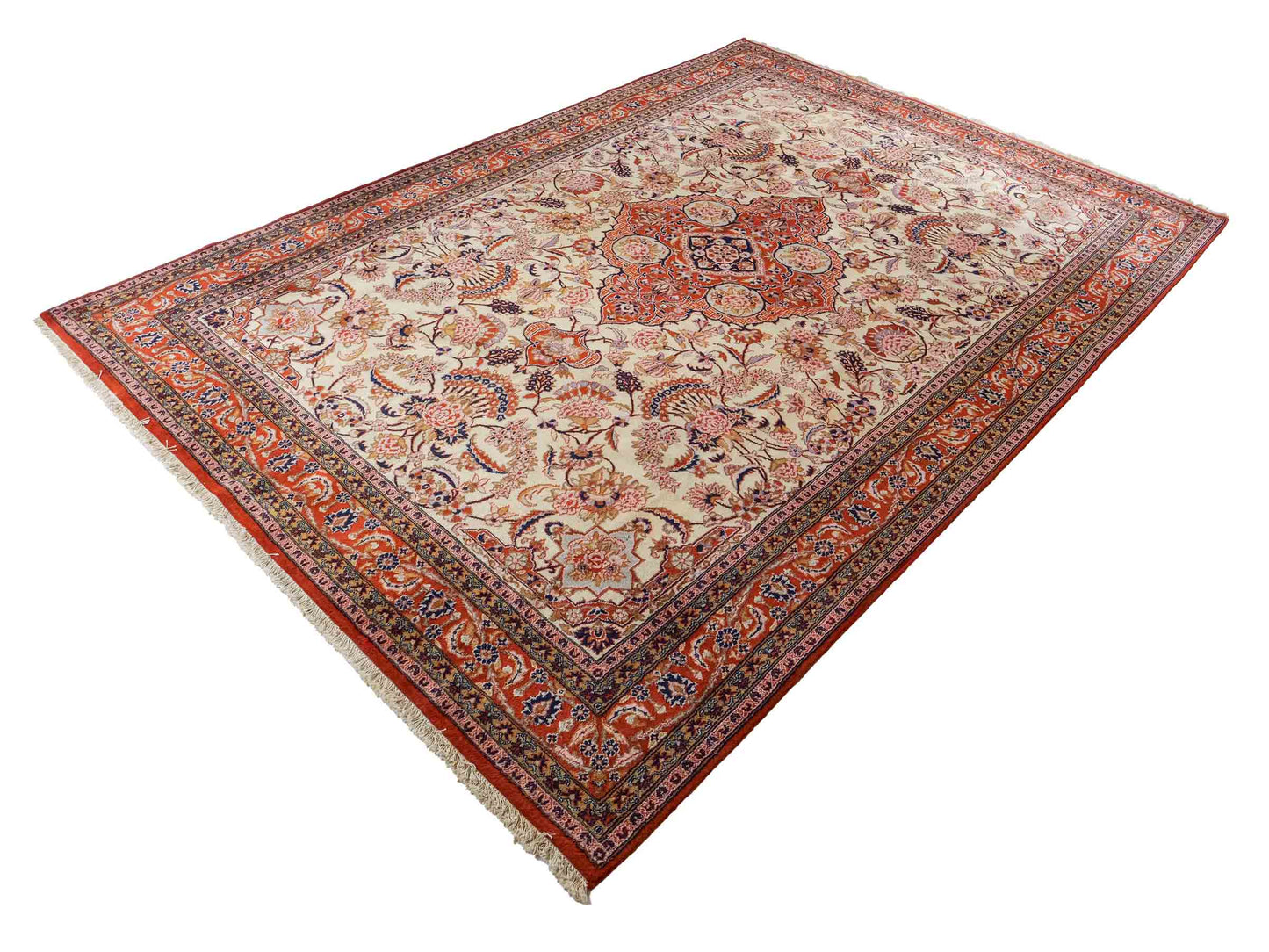 Sehr feiner, handgeknüpfter Indo Täbriz Orientteppich aus Wolle von Khademi. Größe: 304 x 201 cm. Farbe: Cremeweiß, beige, rot. Verkauf durch JUPITER Intl.