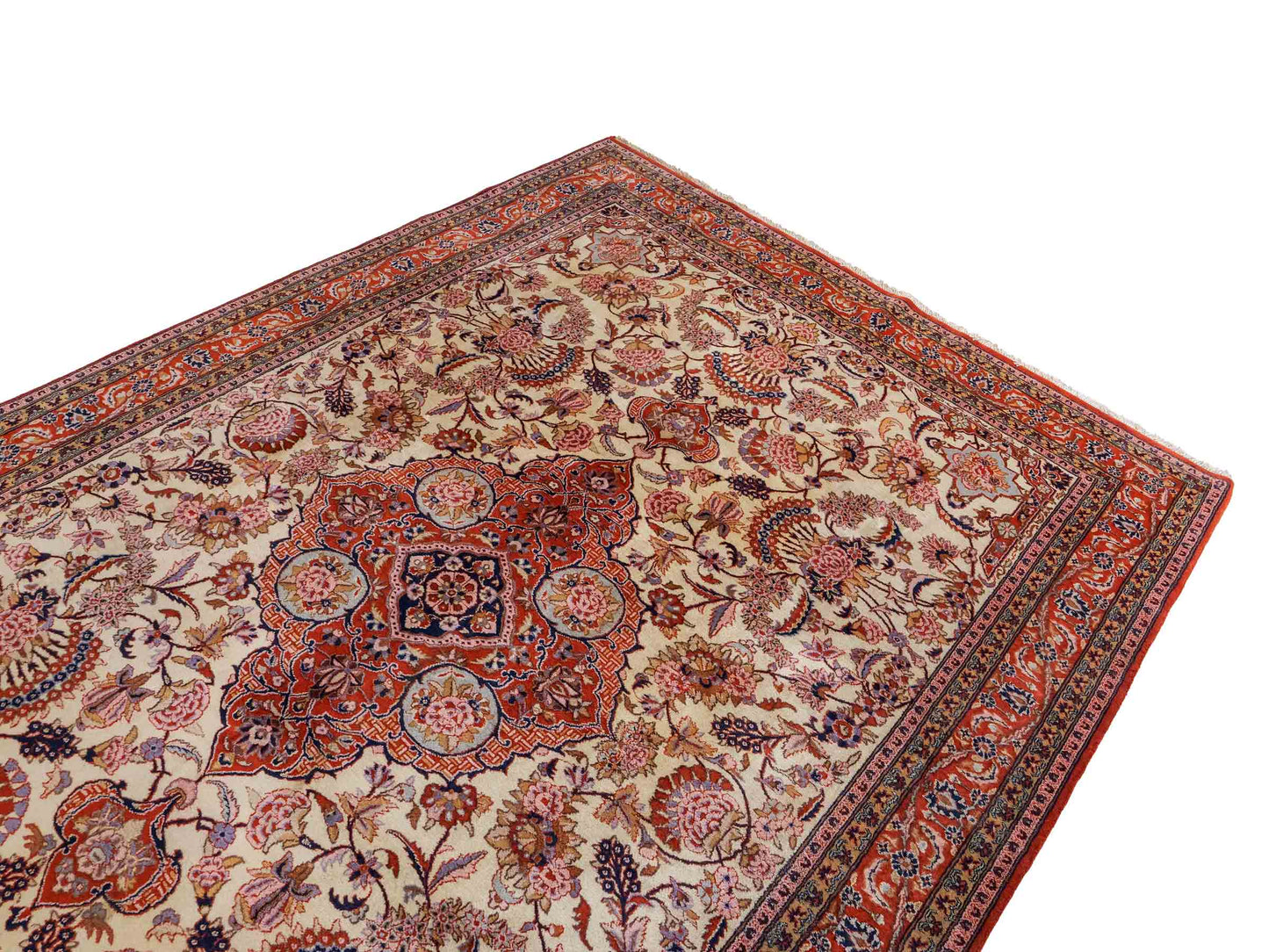 Sehr feiner, handgeknüpfter Indo Täbriz Orientteppich aus Wolle von Khademi. Größe: 304 x 201 cm. Farbe: Cremeweiß, beige, rot. Verkauf durch JUPITER Intl.