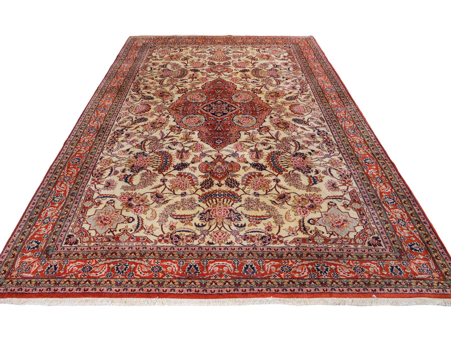 Sehr feiner, handgeknüpfter Indo Täbriz Orientteppich aus Wolle von Khademi. Größe: 304 x 201 cm. Farbe: Cremeweiß, beige, rot. Verkauf durch JUPITER Intl.