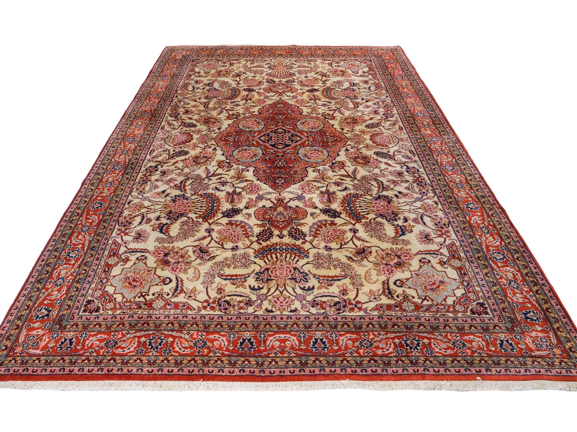 Sehr feiner, handgeknüpfter Indo Täbriz Orientteppich aus Wolle von Khademi. Größe: 304 x 201 cm. Farbe: Cremeweiß, beige, rot. Verkauf durch JUPITER Intl.