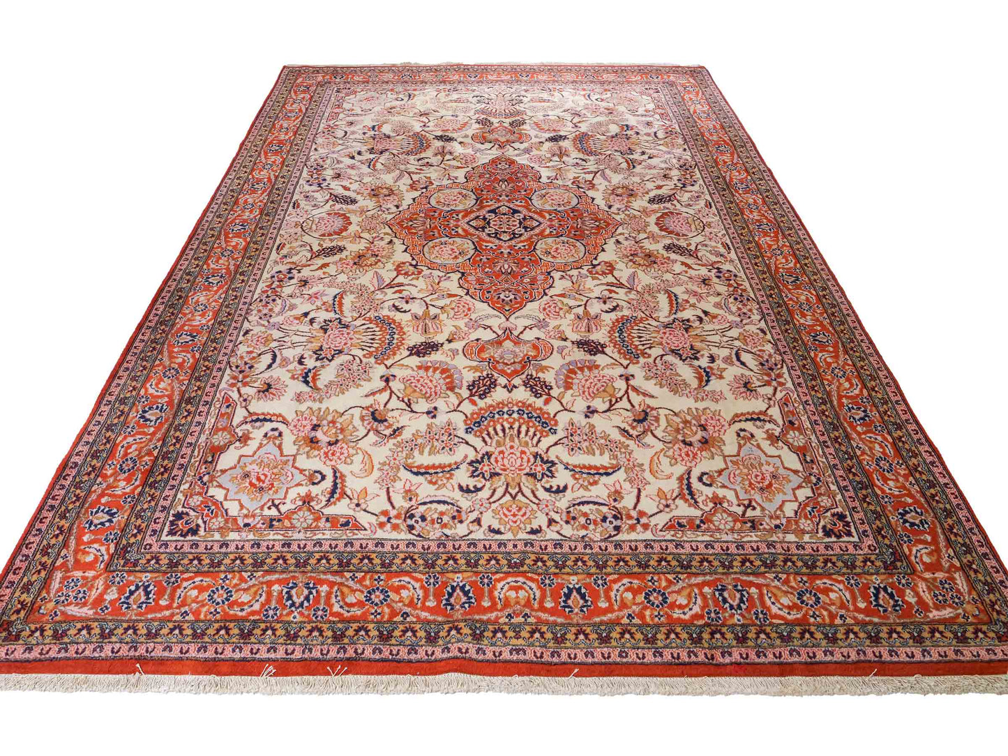 Sehr feiner, handgeknüpfter Indo Täbriz Orientteppich aus Wolle von Khademi. Größe: 304 x 201 cm. Farbe: Cremeweiß, beige, rot. Verkauf durch JUPITER Intl.