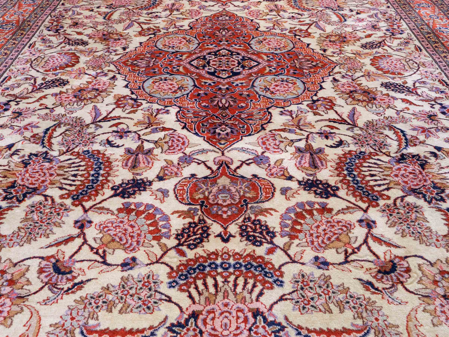 Sehr feiner, handgeknüpfter Indo Täbriz Orientteppich aus Wolle von Khademi. Größe: 304 x 201 cm. Farbe: Cremeweiß, beige, rot. Verkauf durch JUPITER Intl.