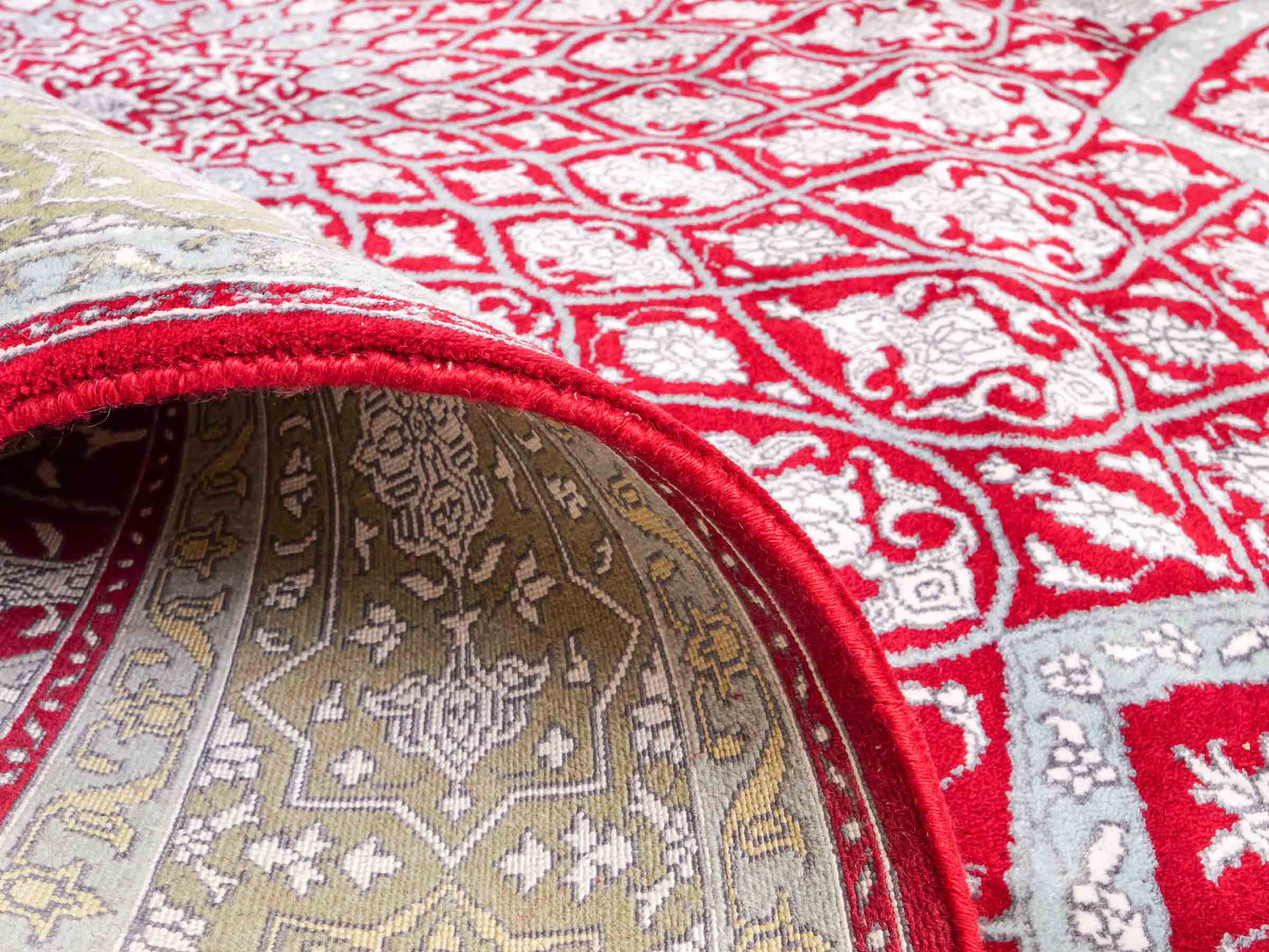 Feiner, handgeknüpfter Indo Täbriz Orientteppich aus Seide und Viskose mit geometrischem Gumbad-Motiv von Khademi. Größe: 303 x 196 cm. Farbe: Rot. RB3-Y1. Ursprung: Indien. Verkauf durch JUPITER Intl