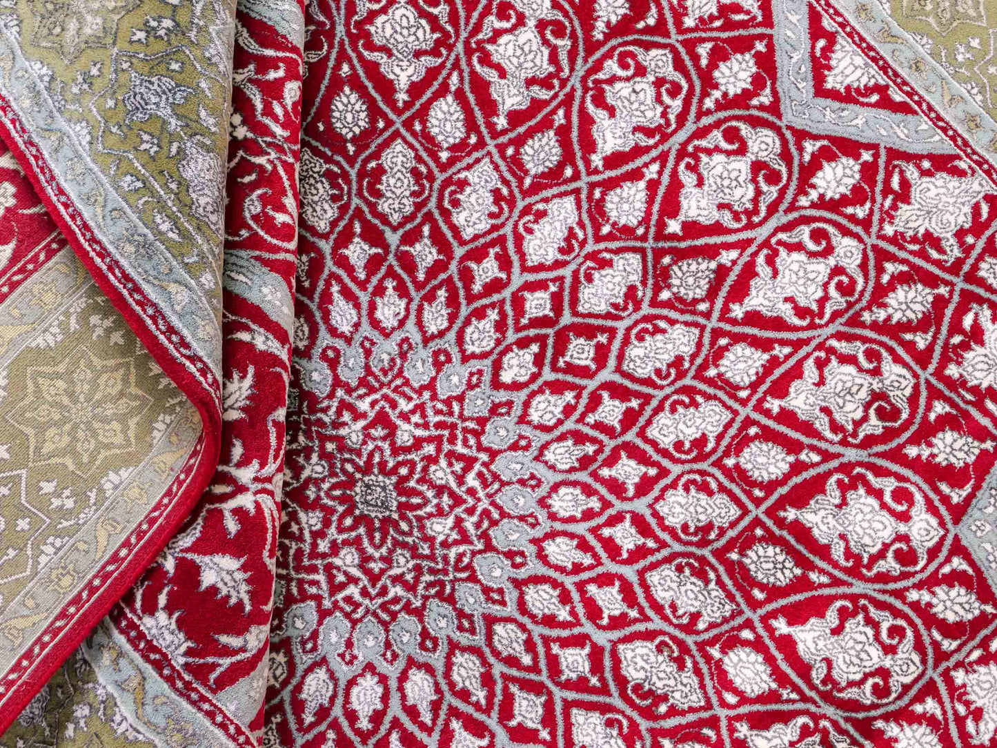 Feiner, handgeknüpfter Indo Täbriz Orientteppich aus Seide und Viskose mit geometrischem Gumbad-Motiv von Khademi. Größe: 303 x 196 cm. Farbe: Rot. RB3-Y1. Ursprung: Indien. Verkauf durch JUPITER Intl