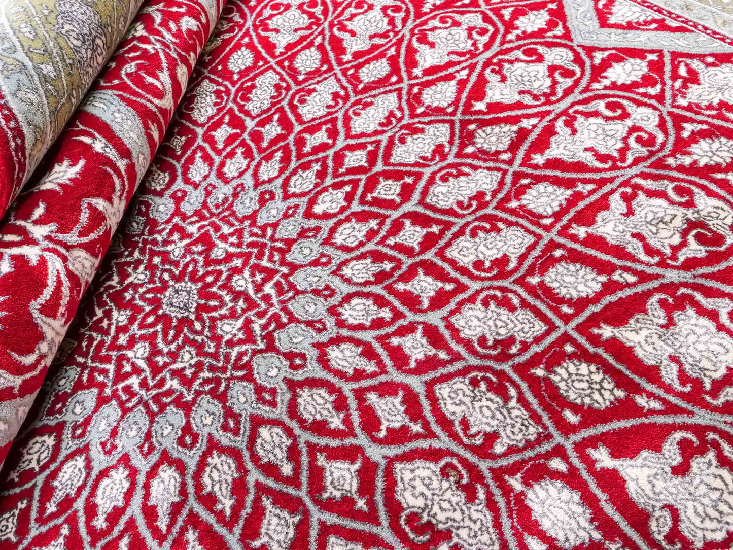 Feiner, handgeknüpfter Indo Täbriz Orientteppich aus Seide und Viskose mit geometrischem Gumbad-Motiv von Khademi. Größe: 303 x 196 cm. Farbe: Rot. RB3-Y1. Ursprung: Indien. Verkauf durch JUPITER Intl