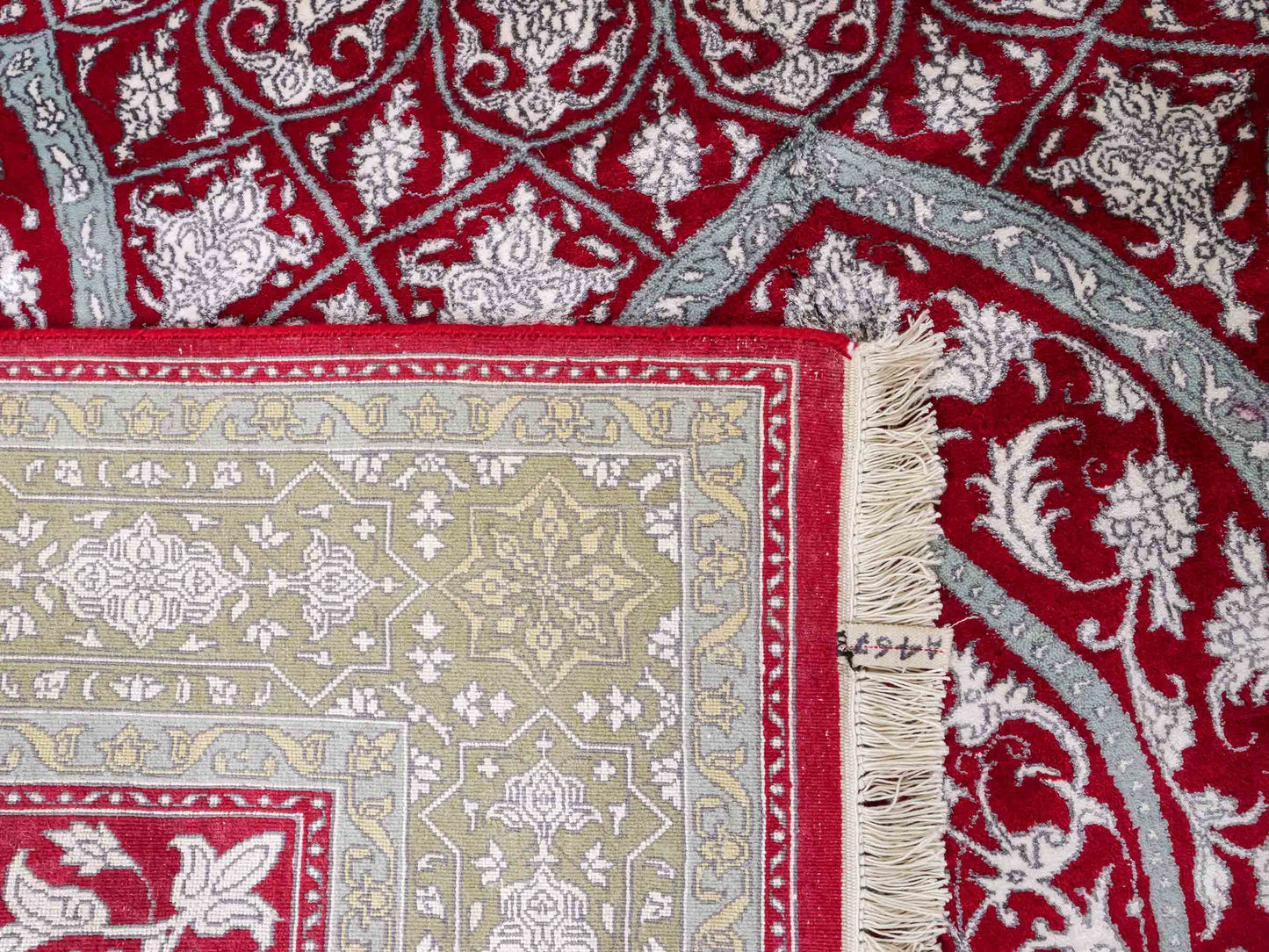 Feiner, handgeknüpfter Indo Täbriz Orientteppich aus Seide und Viskose mit geometrischem Gumbad-Motiv von Khademi. Größe: 303 x 196 cm. Farbe: Rot. RB3-Y1. Ursprung: Indien. Verkauf durch JUPITER Intl