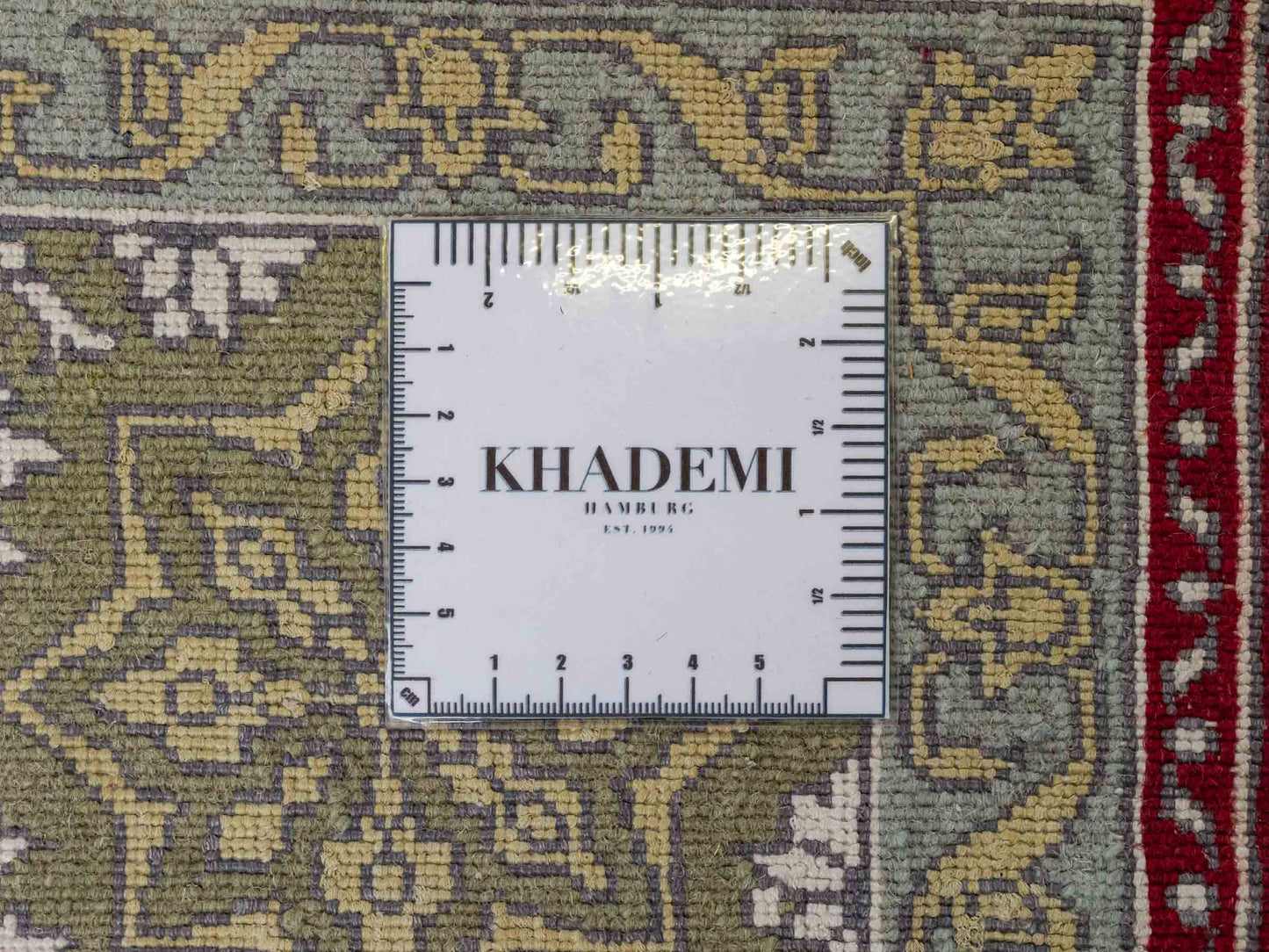 Feiner, handgeknüpfter Indo Täbriz Orientteppich aus Seide und Viskose mit geometrischem Gumbad-Motiv von Khademi. Größe: 303 x 196 cm. Farbe: Rot. RB3-Y1. Ursprung: Indien. Verkauf durch JUPITER Intl