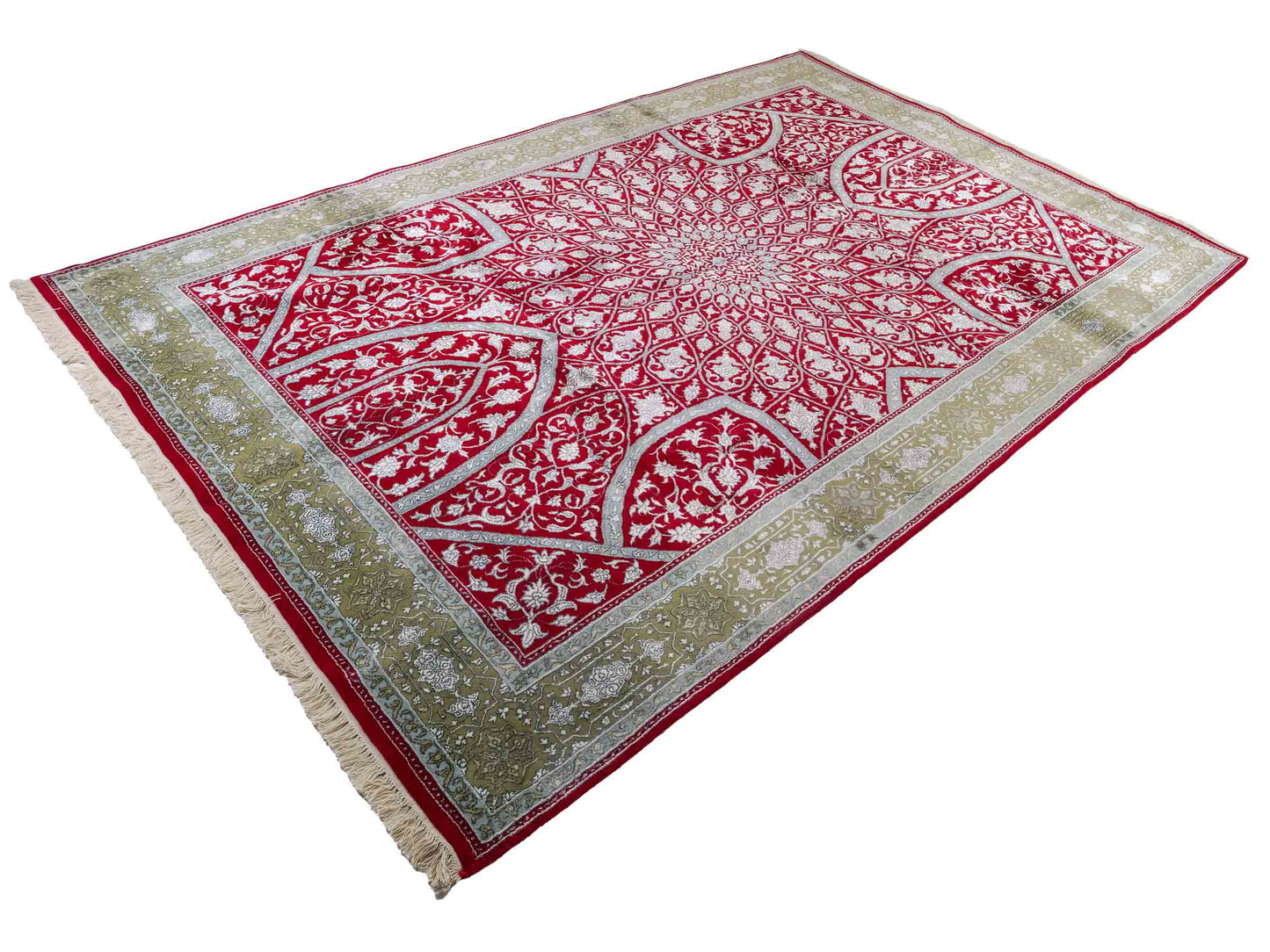 Feiner, handgeknüpfter Indo Täbriz Orientteppich aus Seide und Viskose mit geometrischem Gumbad-Motiv von Khademi. Größe: 303 x 196 cm. Farbe: Rot. RB3-Y1. Ursprung: Indien. Verkauf durch JUPITER Intl