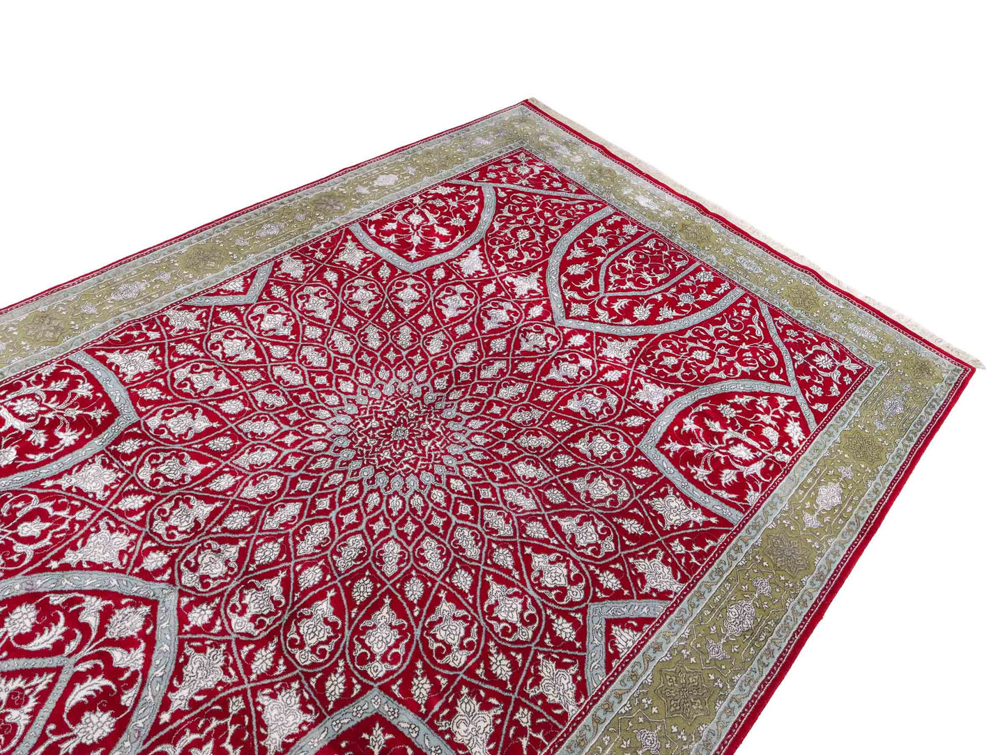 Feiner, handgeknüpfter Indo Täbriz Orientteppich aus Seide und Viskose mit geometrischem Gumbad-Motiv von Khademi. Größe: 303 x 196 cm. Farbe: Rot. RB3-Y1. Ursprung: Indien. Verkauf durch JUPITER Intl