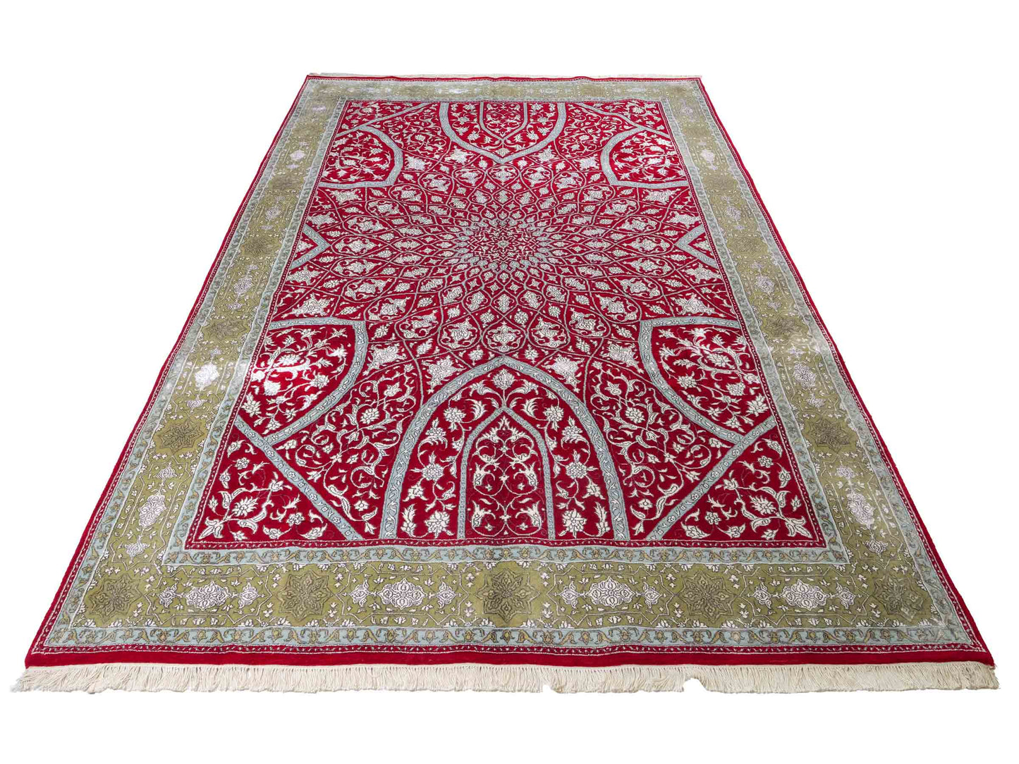 Feiner, handgeknüpfter Indo Täbriz Orientteppich aus Seide und Viskose mit geometrischem Gumbad-Motiv von Khademi. Größe: 303 x 196 cm. Farbe: Rot. RB3-Y1. Ursprung: Indien. Verkauf durch JUPITER Intl