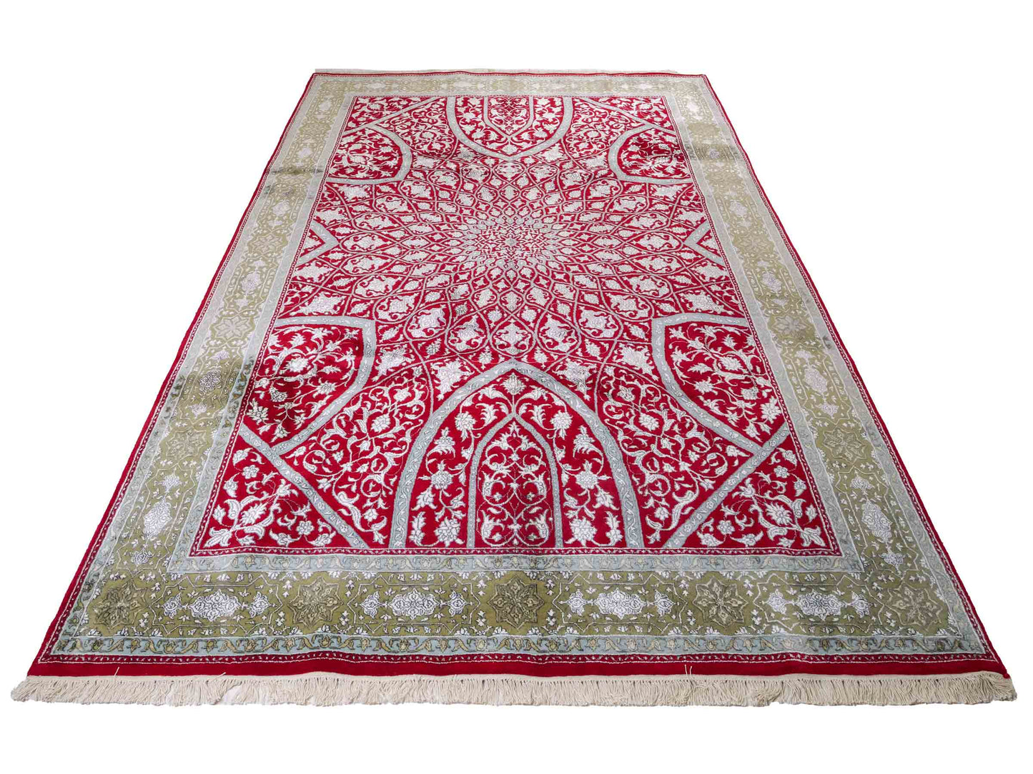 Feiner, handgeknüpfter Indo Täbriz Orientteppich aus Seide und Viskose mit geometrischem Gumbad-Motiv von Khademi. Größe: 303 x 196 cm. Farbe: Rot. RB3-Y1. Ursprung: Indien. Verkauf durch JUPITER Intl