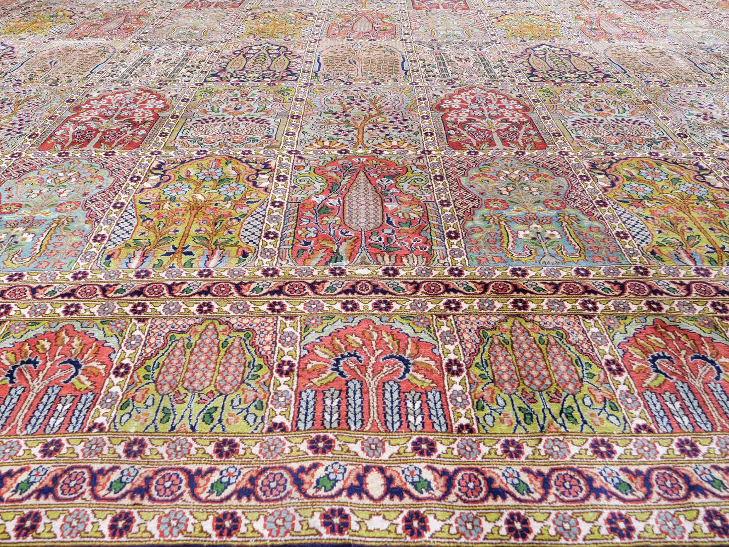Sehr feiner, handgeknüpfter Kaschmir Seide Orientteppich von Khademi, blau, grün, multicolor. 311x303 cm. Verkauf durch Jupiter Intl.