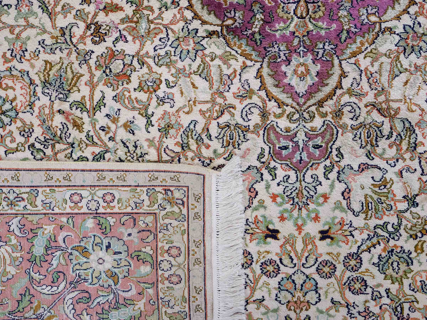Sehr feiner, handgeknüpfter Kaschmir Seide Orientteppich von Khademi, creme, lila. 279x188 cm. Verkauf durch Jupiter Intl.