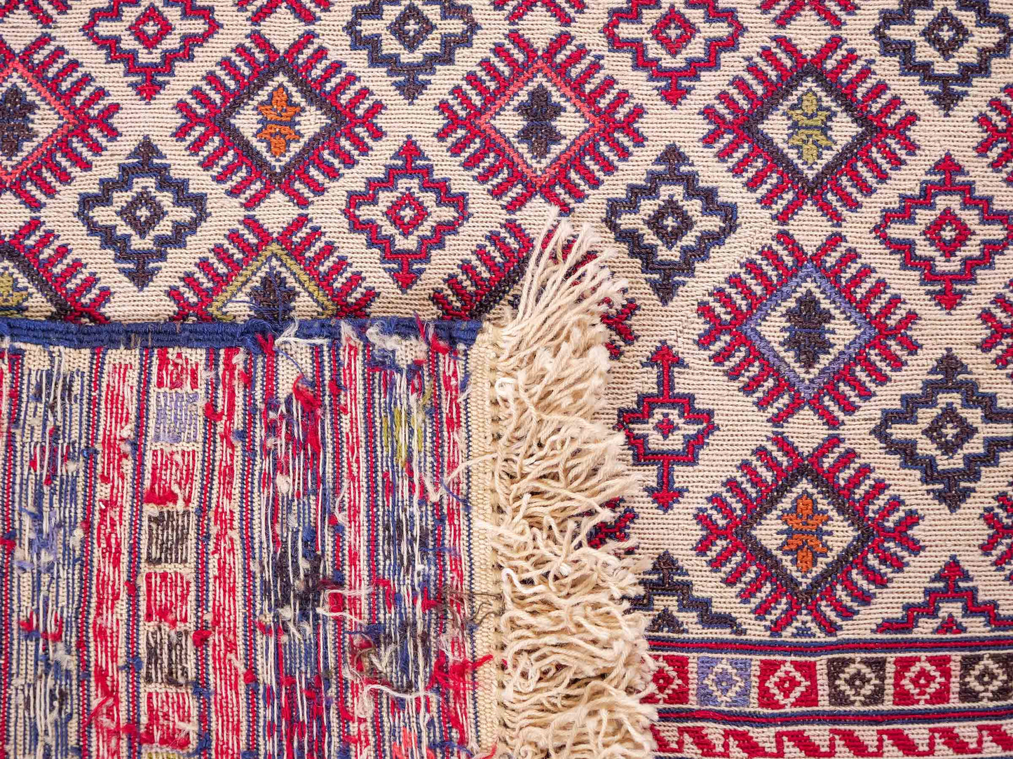 Handgewebter Kelim Afghan Teppich aus Wolle von Khademi. Größe 138 x 90 cm. Farbe: Beige, rot, blau. Verkauf durch JUPITER Intl.