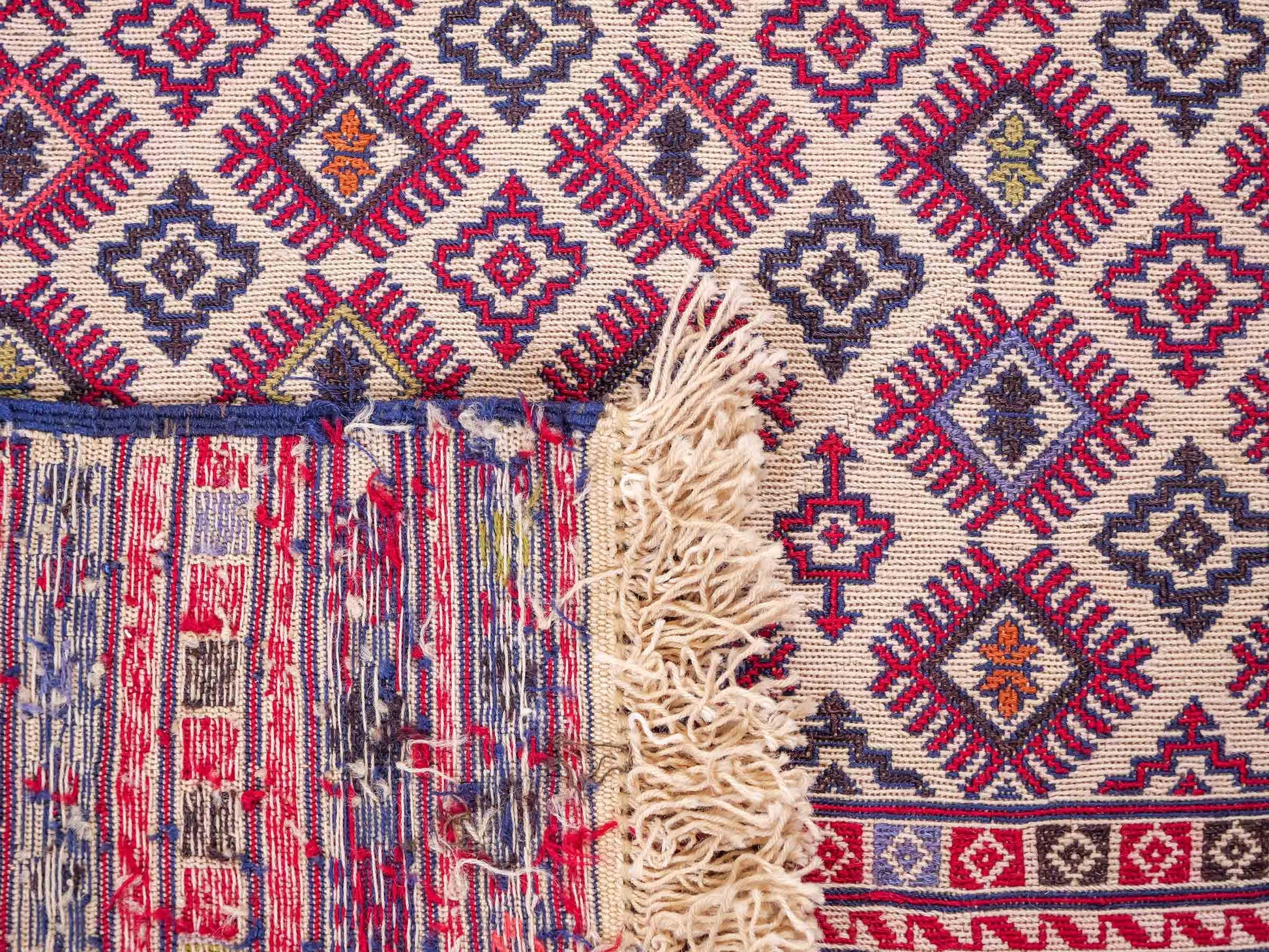 Handgewebter Kelim Afghan Teppich aus Wolle von Khademi. Größe 138 x 90 cm. Farbe: Beige, rot, blau. Verkauf durch JUPITER Intl.