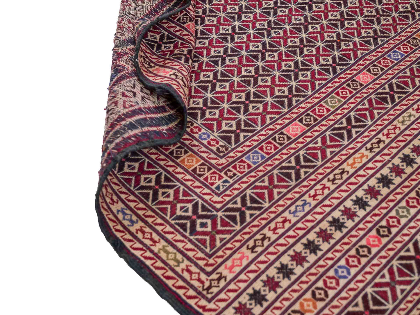 Handgefertigter Kelim Afghan Teppich aus Wolle von Khademi. Größe 140 x 99 cm. Farbe: Beige, rot, schwarz. Verkauf durch JUPITER Intl.