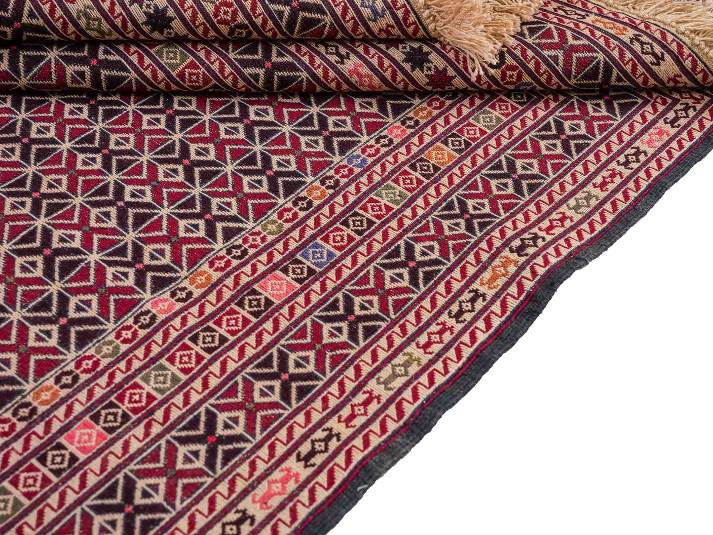 Handgefertigter Kelim Afghan Teppich aus Wolle von Khademi. Größe 140 x 99 cm. Farbe: Beige, rot, schwarz. Verkauf durch JUPITER Intl.