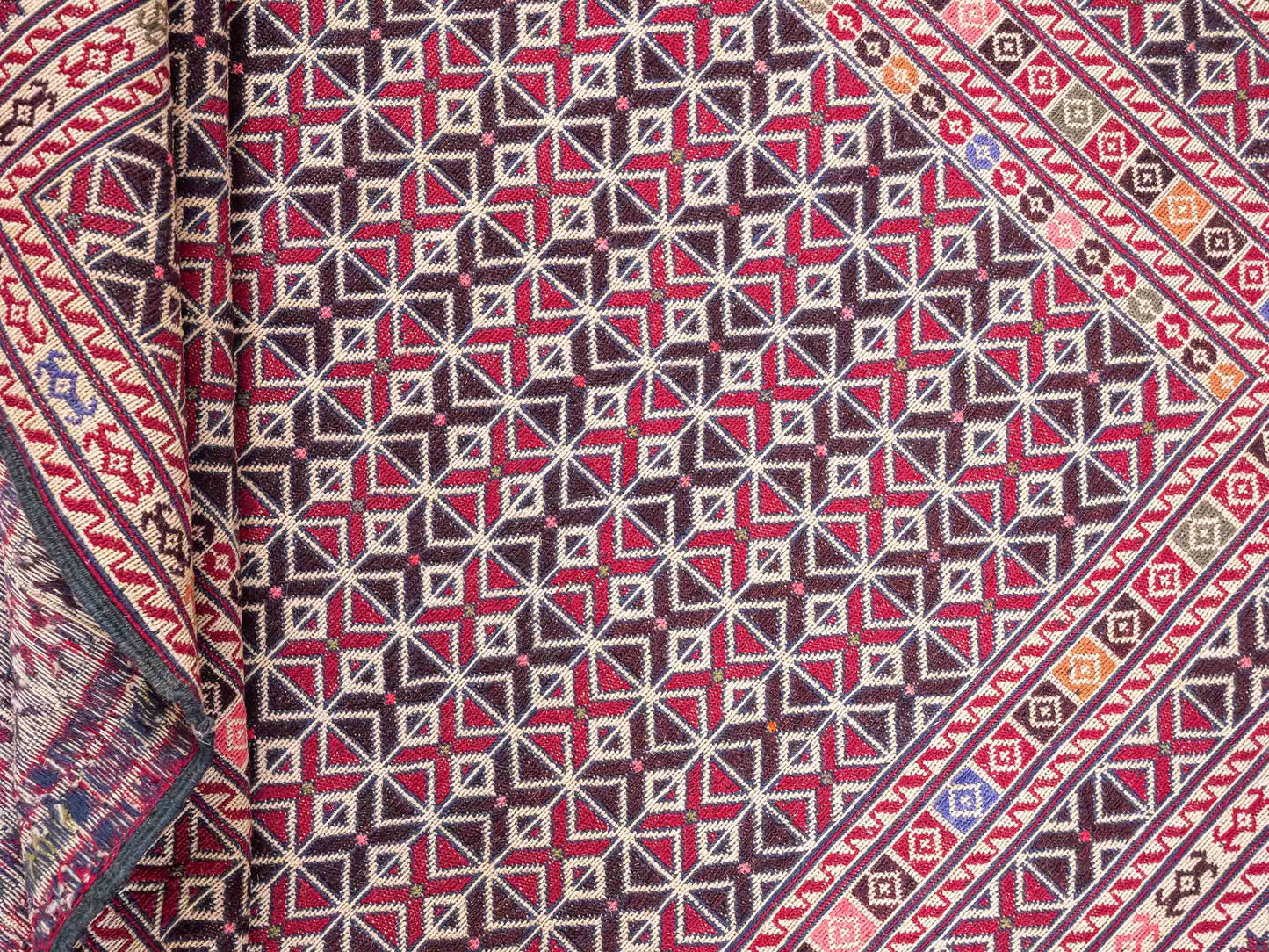 Handgefertigter Kelim Afghan Teppich aus Wolle von Khademi. Größe 140 x 99 cm. Farbe: Beige, rot, schwarz. Verkauf durch JUPITER Intl.