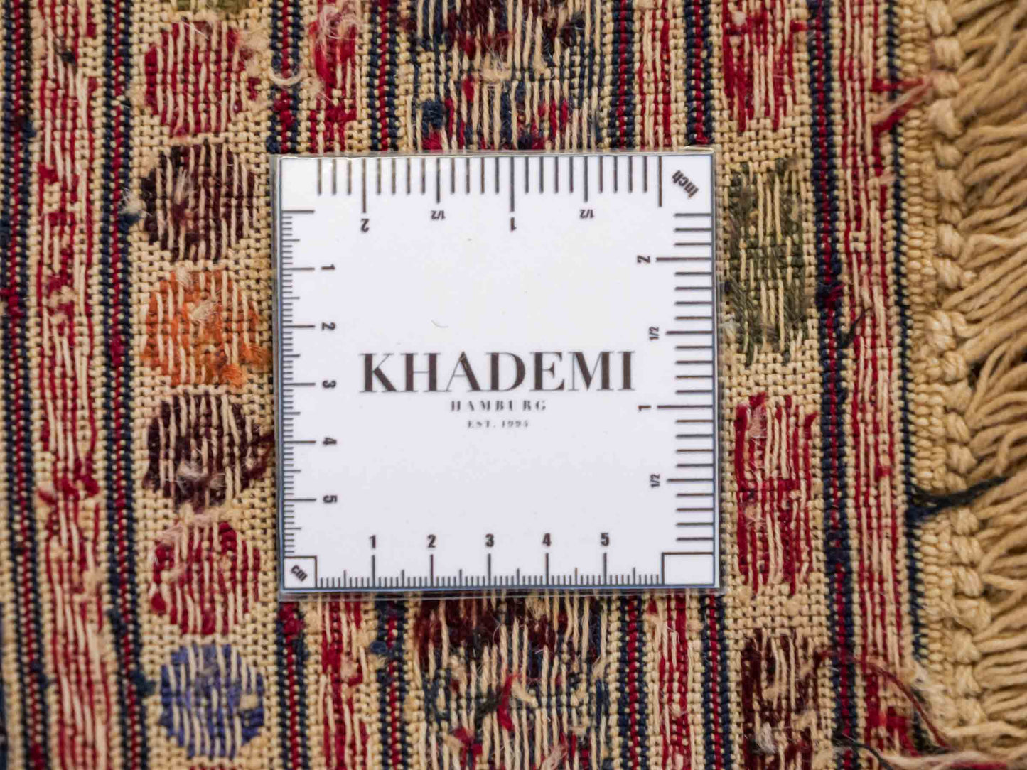 Handgefertigter Kelim Afghan Teppich aus Wolle von Khademi. Größe 140 x 99 cm. Farbe: Beige, rot, schwarz. Verkauf durch JUPITER Intl.