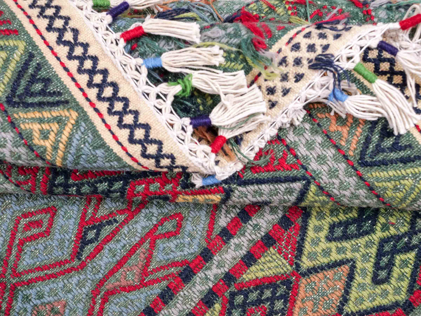Handgewebter Kelim Afghan Teppich aus Wolle von Khademi. Größe 198 x 120 cm. Farbe: Grün, rot, blau. Verkauf durch JUPITER Intl.