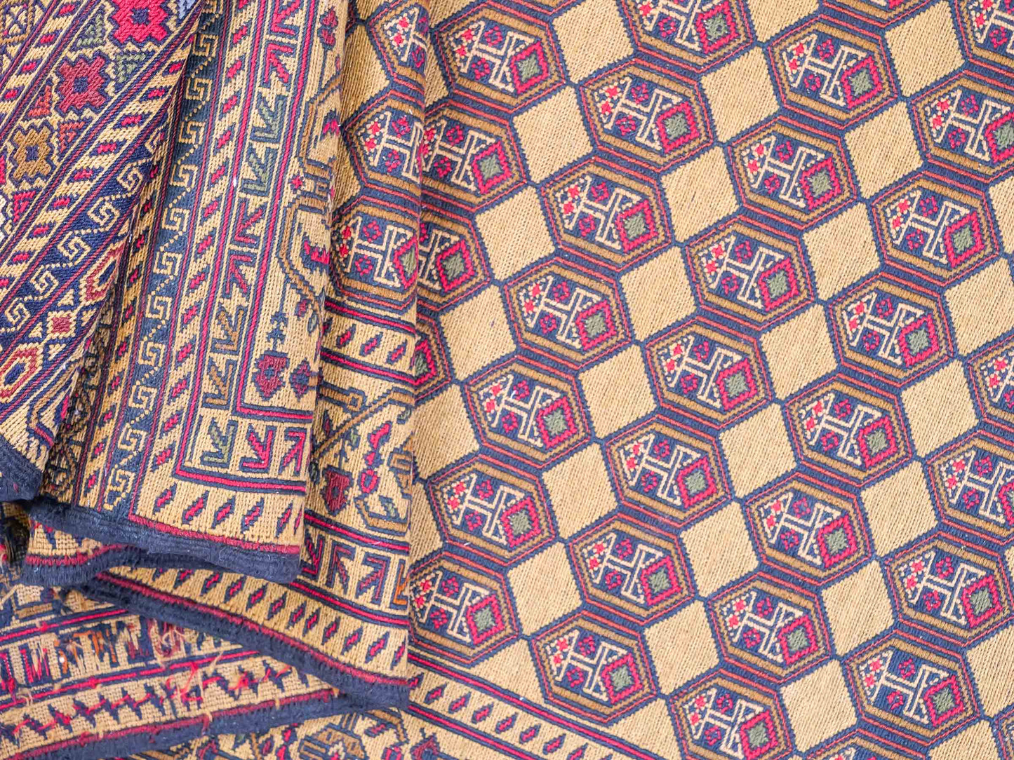 Handgewebter Kelim Afghan Teppich aus Wolle von Khademi. Größe 279 x 84 cm. Farbe: Beige, gold, blau, rot. Verkauf durch JUPITER Intl.
