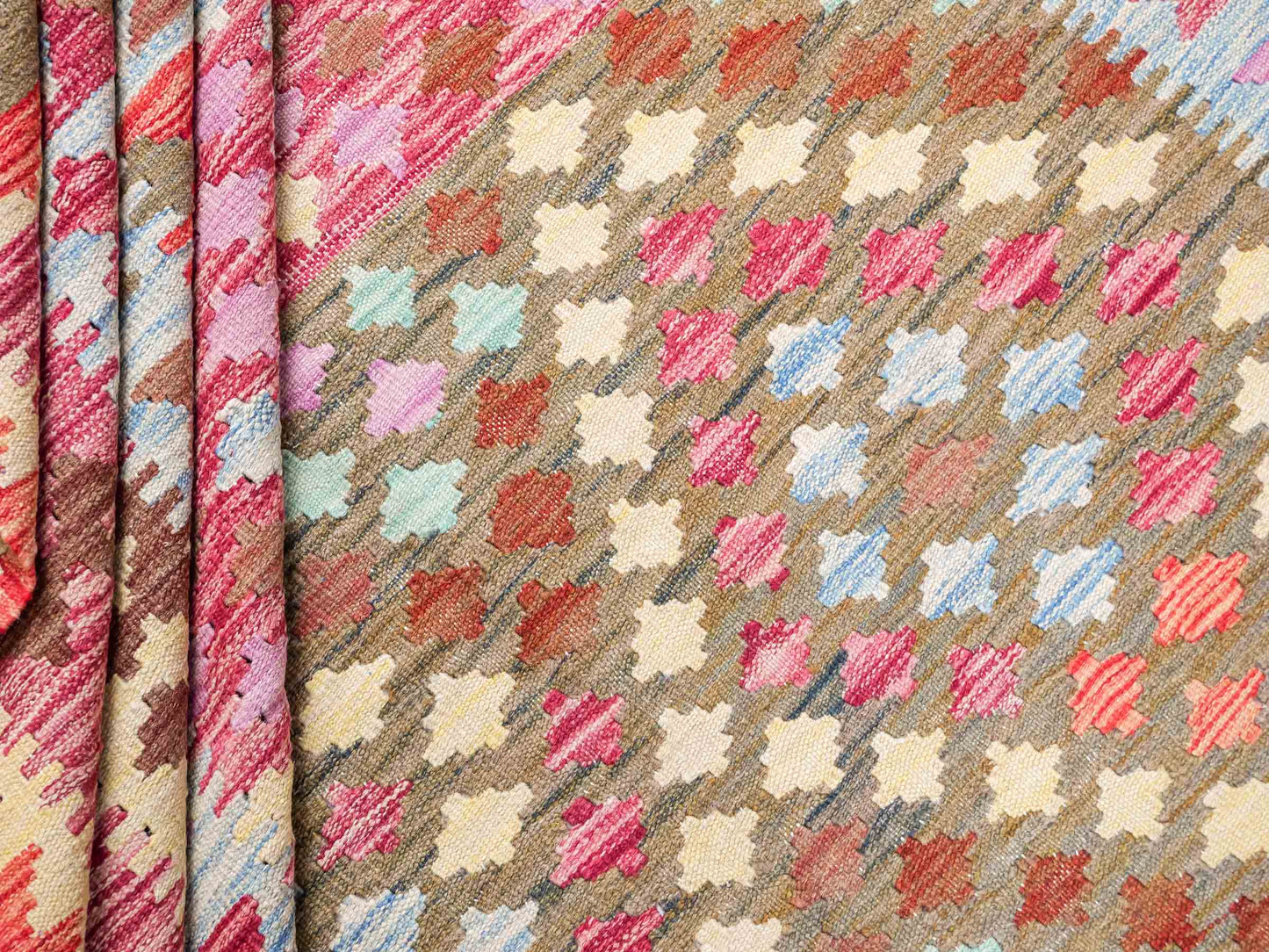 Handgefertigter Kelim Afghan Teppich aus Wolle von Khademi. Größe 296 x 190 cm. Farbe: Rosa, rot, grün. Verkauf durch JUPITER Intl.