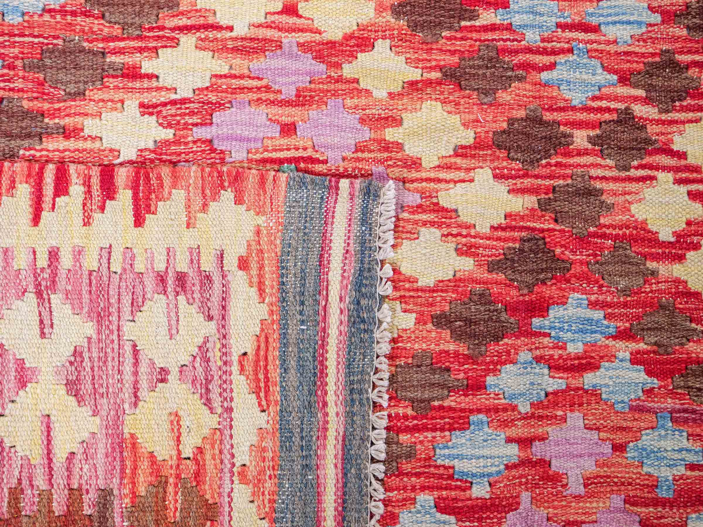 Handgefertigter Kelim Afghan Teppich aus Wolle von Khademi. Größe 296 x 190 cm. Farbe: Rosa, rot, grün. Verkauf durch JUPITER Intl.